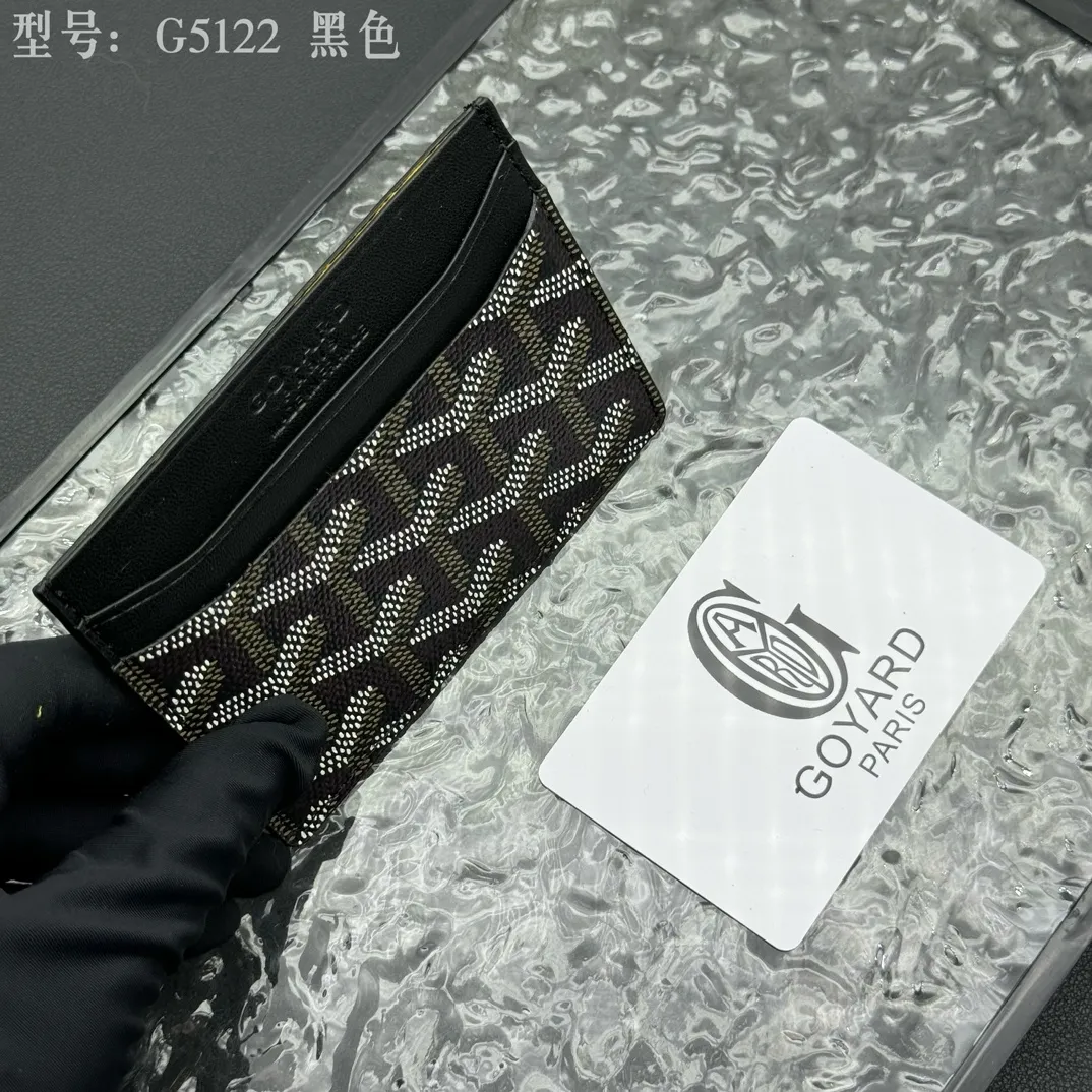 💰90 💎The top-quality original GOYARD Saint-Sulpice card holder has a small and compact design, and its central pocket can store cards, IDs or folded banknotes. The compact design fits nicely in a jacket or pants pocket. Model; G5122 Size: 7*10.5*0.2cm