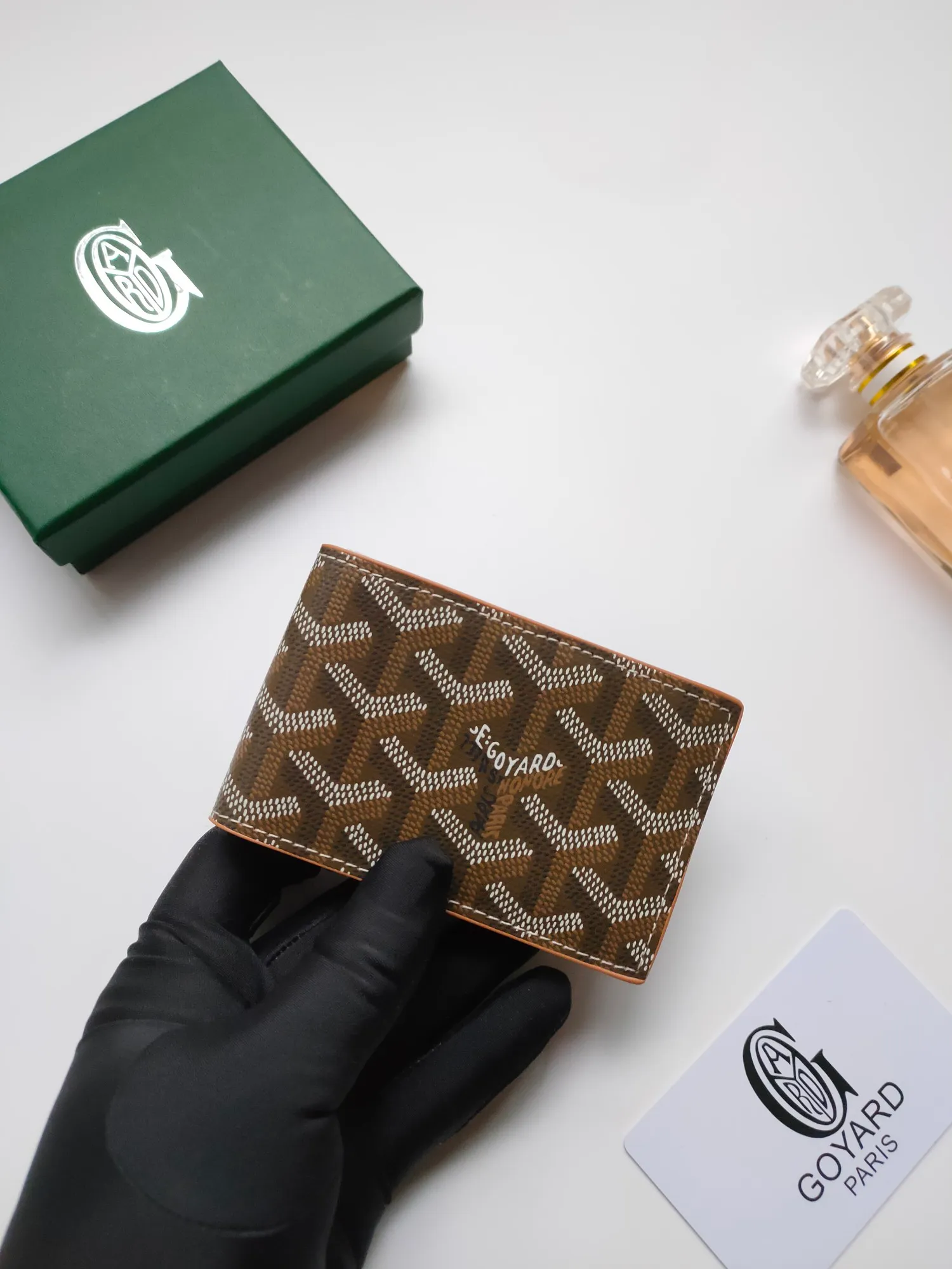 ￥110 Insert Victoire card holder can not only be used alone, but can also be inserted into the Victoire wallet to add more card storage space. Goyardine canvas & Vauzelles calfskin Style number: 9638 Size: 7.1 cmx0.5 cmx10 cm