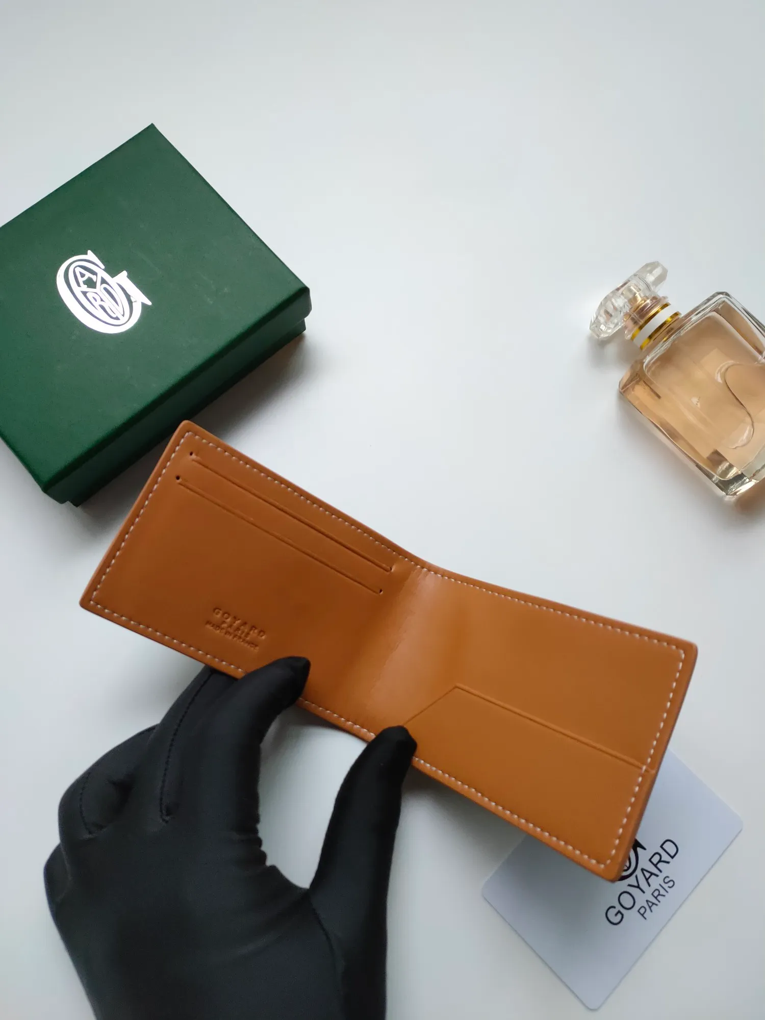￥110 Insert Victoire card holder can not only be used alone, but can also be inserted into the Victoire wallet to add more card storage space. Goyardine canvas & Vauzelles calfskin Style number: 9638 Size: 7.1 cmx0.5 cmx10 cm