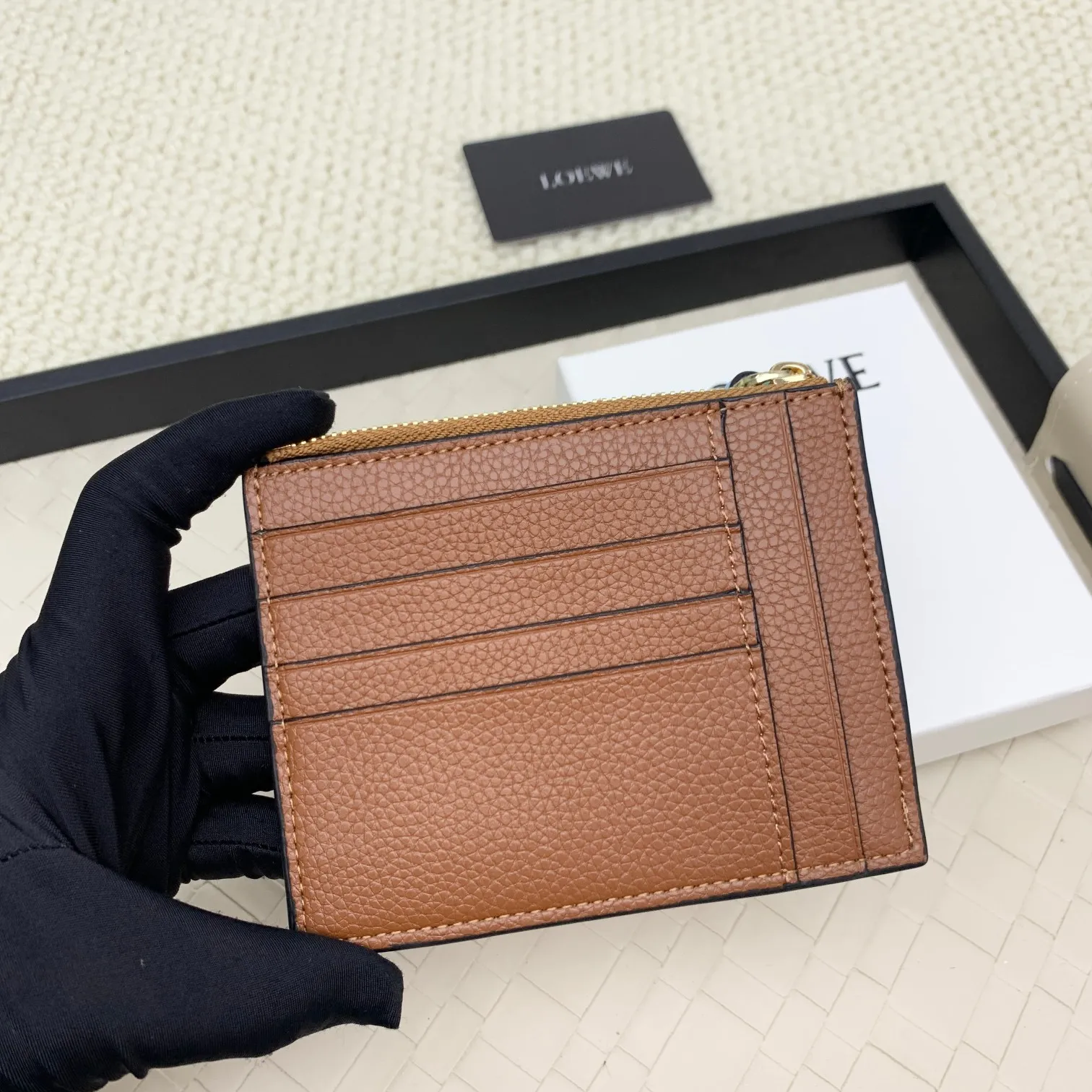 💰120 ·Loewe’s new card holders are back in stock! The new ones are all with metal logos, which are more refined than the old ones~~ Comes with box and dust bag! It’s a good idea to choose this small accessory for Valentine’s Day ~~Model: L1118 Size: 12CM*9.5CM