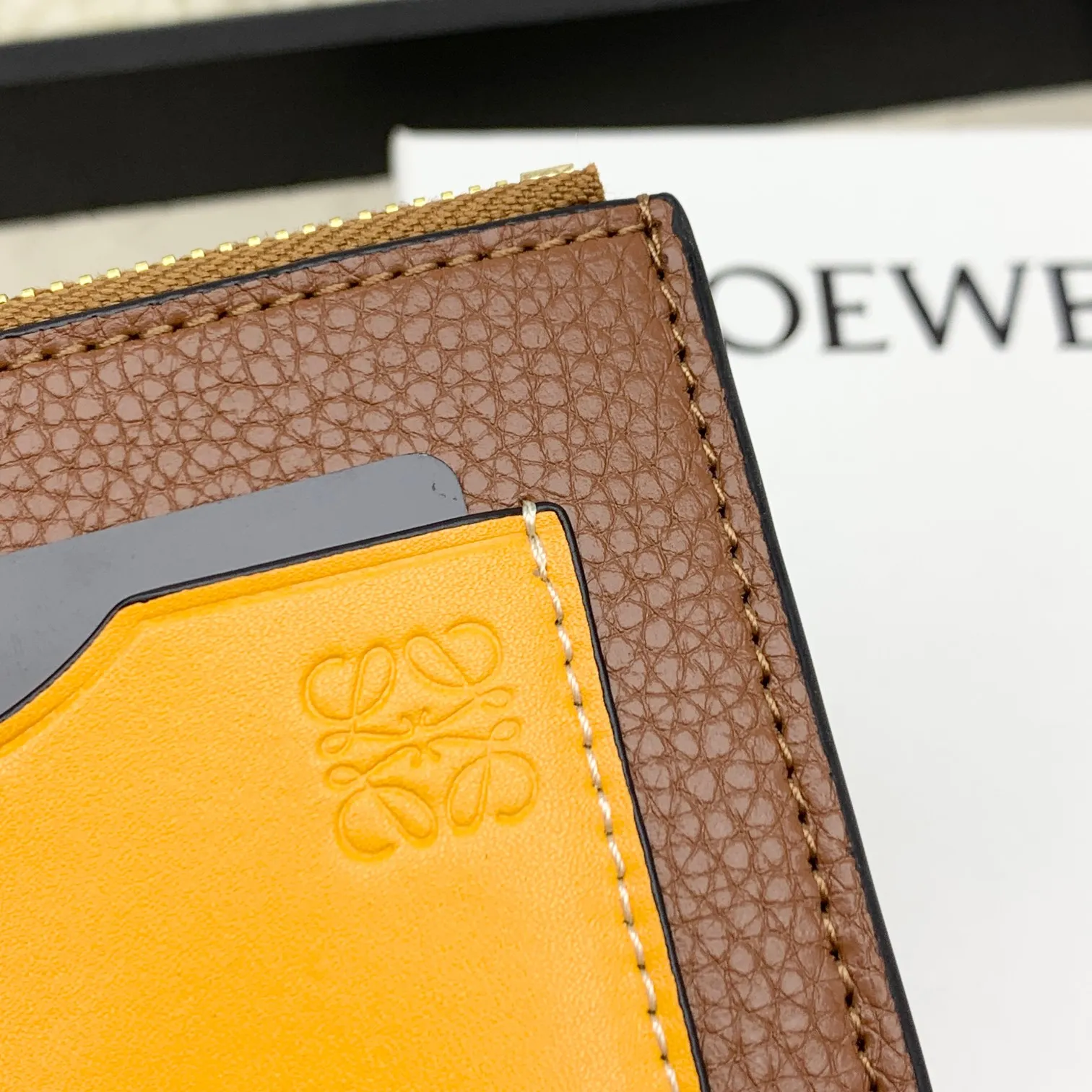 💰120 ·Loewe’s new card holders are back in stock! The new ones are all with metal logos, which are more refined than the old ones~~ Comes with box and dust bag! It’s a good idea to choose this small accessory for Valentine’s Day ~~Model: L1118 Size: 12CM*9.5CM