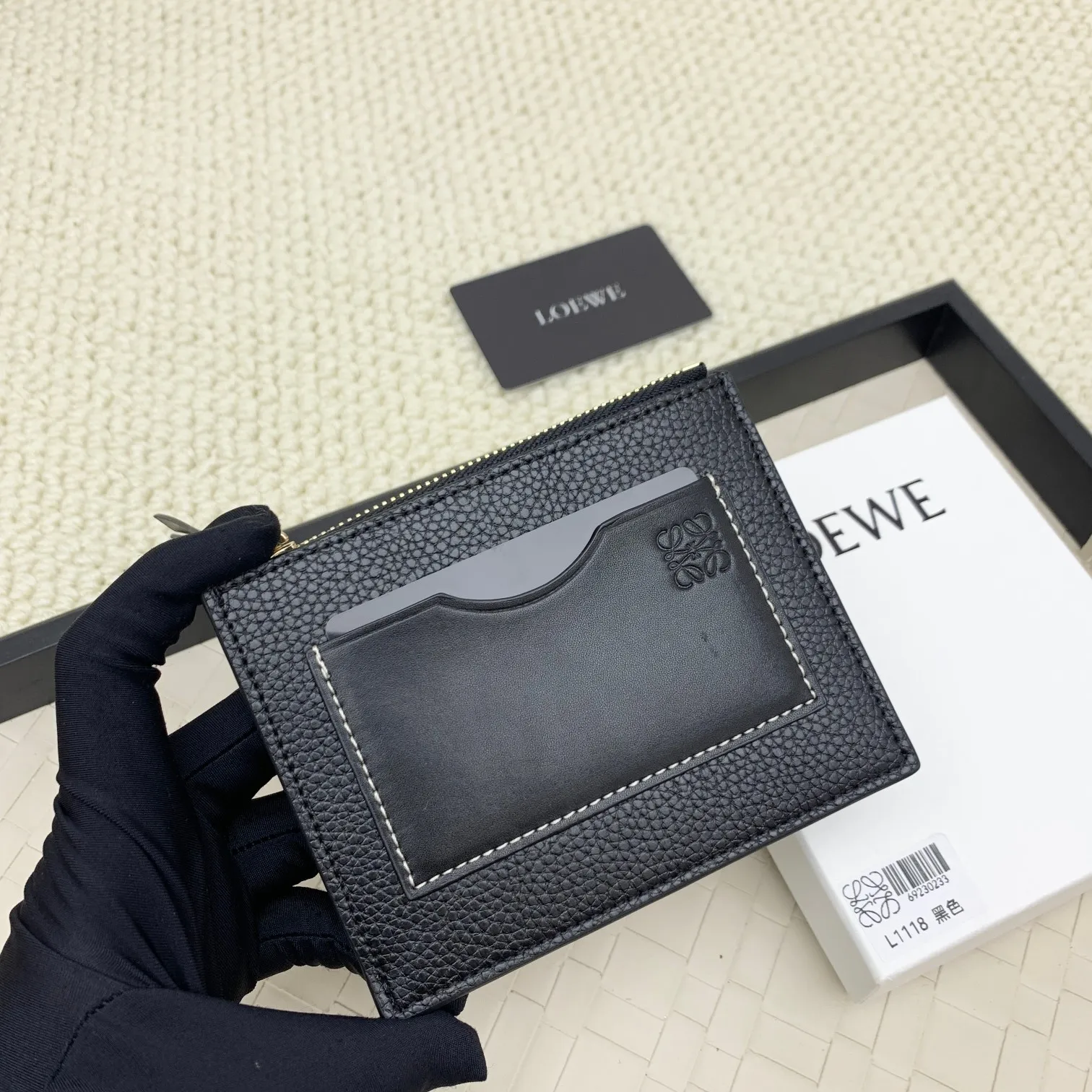 💰120 ·Loewe’s new card holders are back in stock! The new ones are all with metal logos, which are more refined than the old ones~~ Comes with box and dust bag! It’s a good idea to choose this small accessory for Valentine’s Day ~~Model: L1118 Size: 12CM*9.5CM