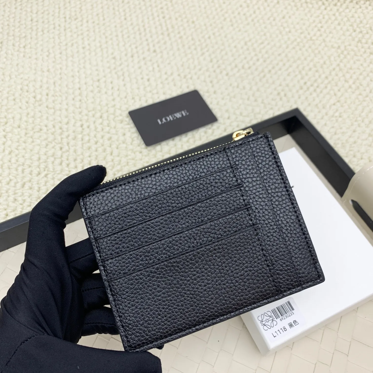 💰120 ·Loewe’s new card holders are back in stock! The new ones are all with metal logos, which are more refined than the old ones~~ Comes with box and dust bag! It’s a good idea to choose this small accessory for Valentine’s Day ~~Model: L1118 Size: 12CM*9.5CM