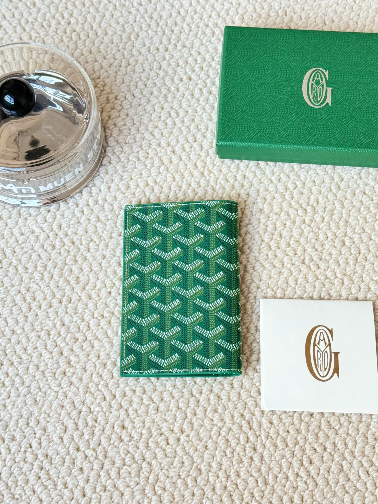 💰120 Goyard Passport Holder Goyardine Canvas & Vauzelles Calfskin No.: 804 Eleven colors. The country is open. The first choice for overseas travel. Multiple colors available. Can be used as a couple. It’s yyds to give as a gift for your own use! A super convenient passport holder with four card slots + two compartments for traveling. Small and portable, good-looking. Material: goyarine canvas and Vauzelles calfskin. Size: 14✖️10✖️1.5cm