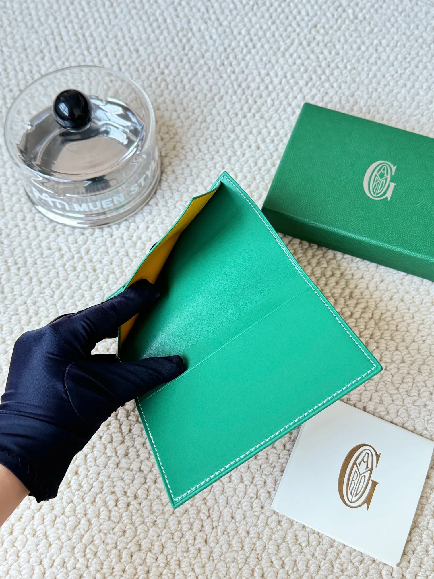 💰120 Goyard Passport Holder Goyardine Canvas & Vauzelles Calfskin No.: 804 Eleven colors. The country is open. The first choice for overseas travel. Multiple colors available. Can be used as a couple. It’s yyds to give as a gift for your own use! A super convenient passport holder with four card slots + two compartments for traveling. Small and portable, good-looking. Material: goyarine canvas and Vauzelles calfskin. Size: 14✖️10✖️1.5cm
