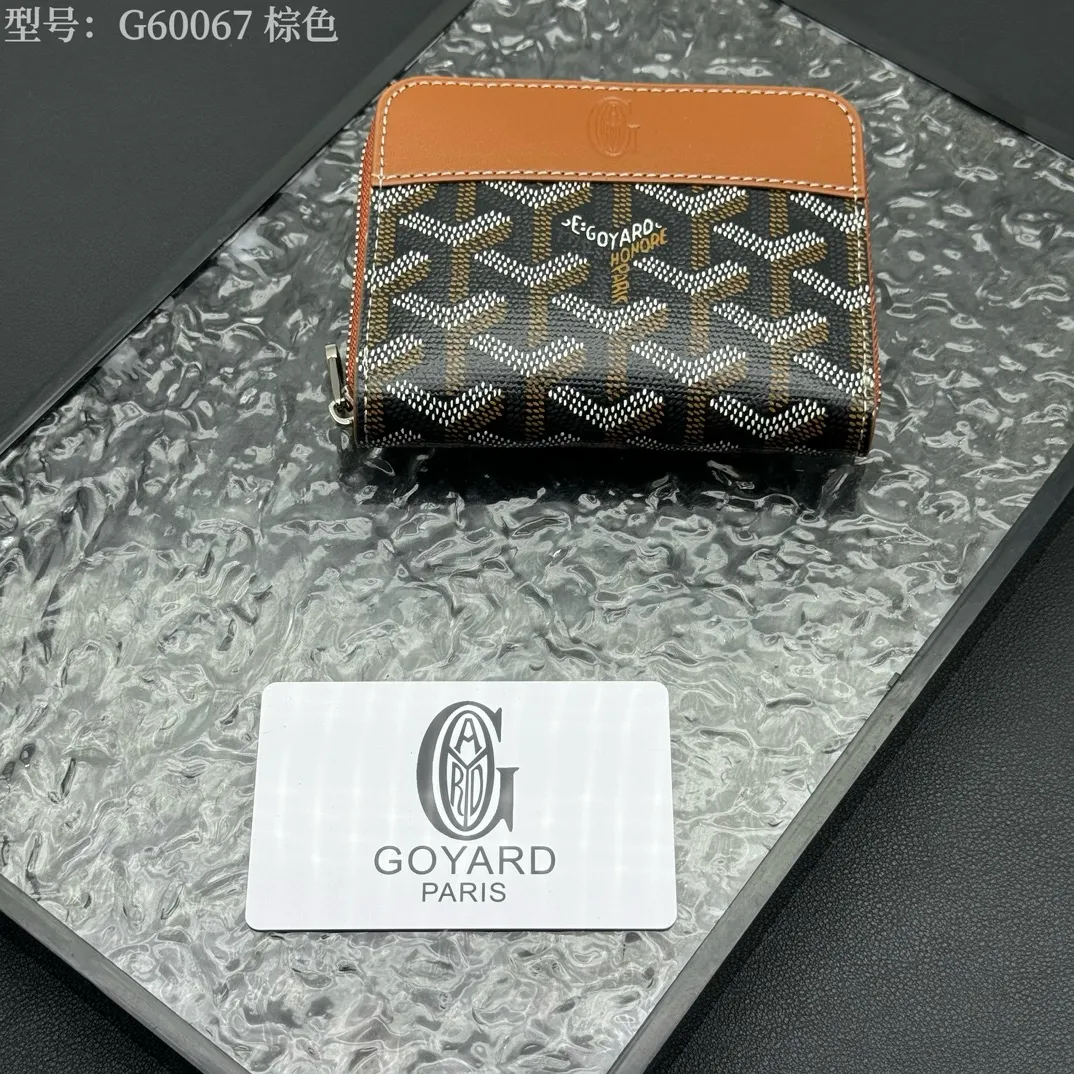 💰130 💎Top original 𝐠𝐨𝐲𝐚𝐫𝐝 Hot style 💕 Goya wallet short Matignon Mini coin purse with full zipper closure design. Its central compartment holds coins, while its interior patch pocket holds cards or small IDs. Style number: G60067 Size: 10.4*7.5*1.8cm