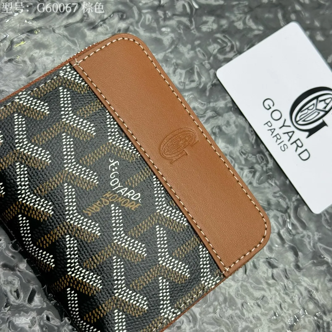 💰130 💎Top original 𝐠𝐨𝐲𝐚𝐫𝐝 Hot style 💕 Goya wallet short Matignon Mini coin purse with full zipper closure design. Its central compartment holds coins, while its interior patch pocket holds cards or small IDs. Style number: G60067 Size: 10.4*7.5*1.8cm