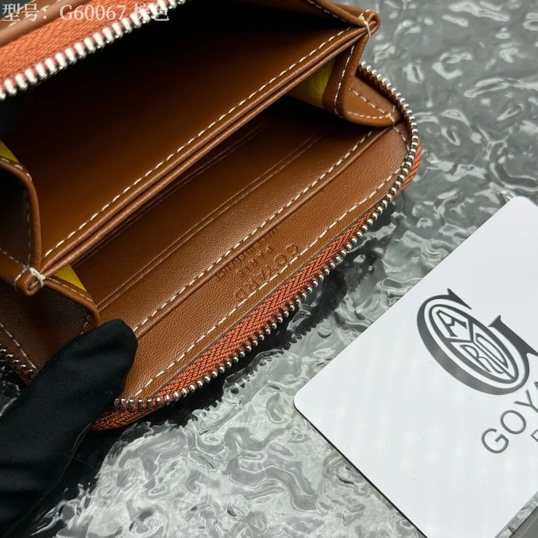 💰130 💎Top original 𝐠𝐨𝐲𝐚𝐫𝐝 Hot style 💕 Goya wallet short Matignon Mini coin purse with full zipper closure design. Its central compartment holds coins, while its interior patch pocket holds cards or small IDs. Style number: G60067 Size: 10.4*7.5*1.8cm