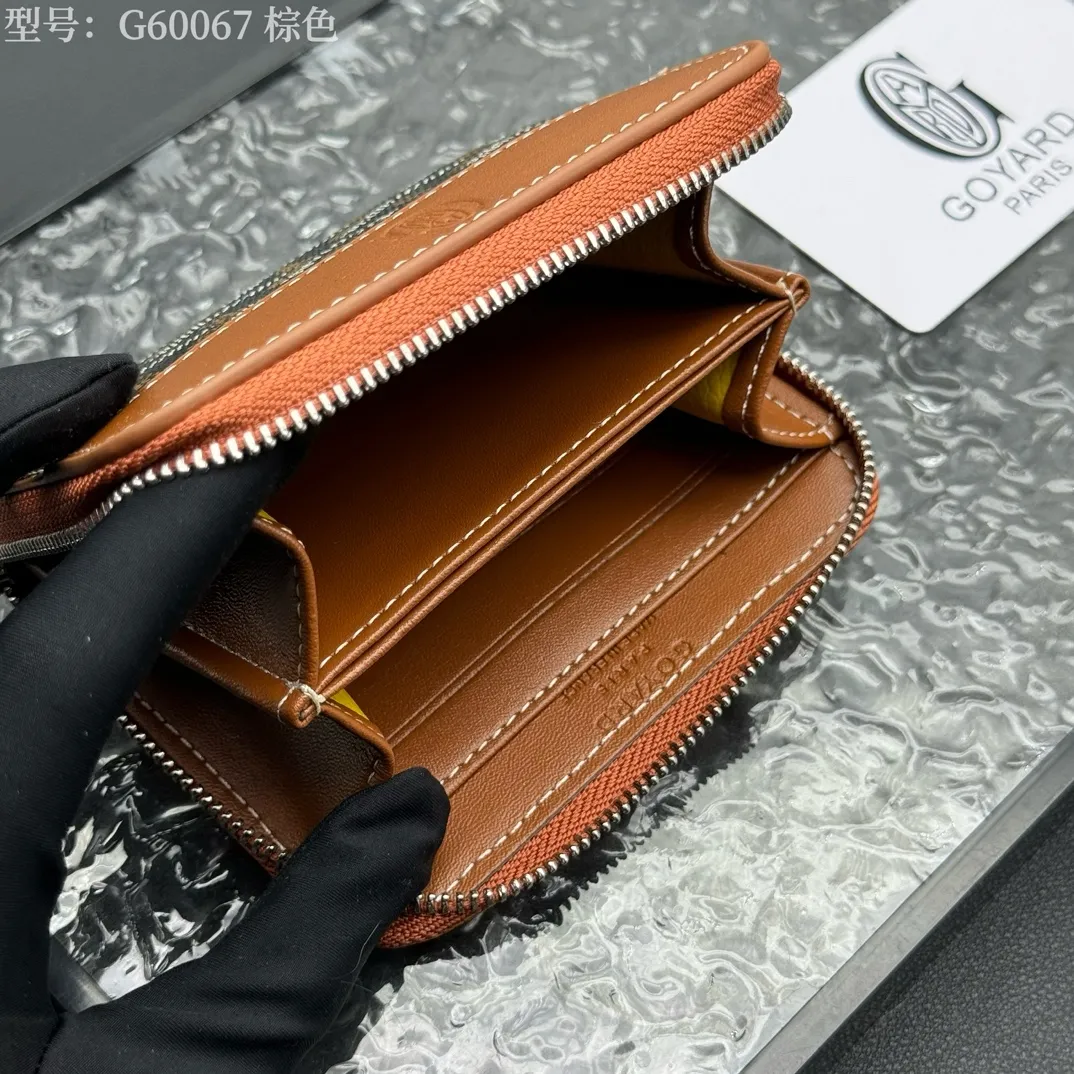 💰130 💎Top original 𝐠𝐨𝐲𝐚𝐫𝐝 Hot style 💕 Goya wallet short Matignon Mini coin purse with full zipper closure design. Its central compartment holds coins, while its interior patch pocket holds cards or small IDs. Style number: G60067 Size: 10.4*7.5*1.8cm