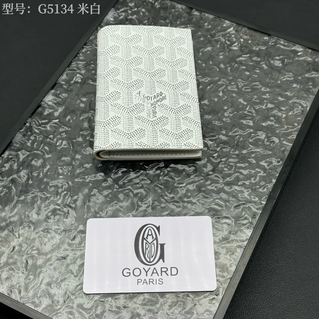 💰100 💎Top original 𝑺𝒂𝒊𝒏𝒕 𝑷𝒊𝒆𝒓𝒓𝒆 𝐠𝐨𝐲𝐚𝐫𝐝 Hot style 💕 Goya wallet card holder It is fully functional and has a large-sized banknote pocket that can hold cards, documents and banknotes at the same time. The compact design is just right for putting in a jacket or pants pocket. Style number: G5134 Size:7.5*1.5*11cm.