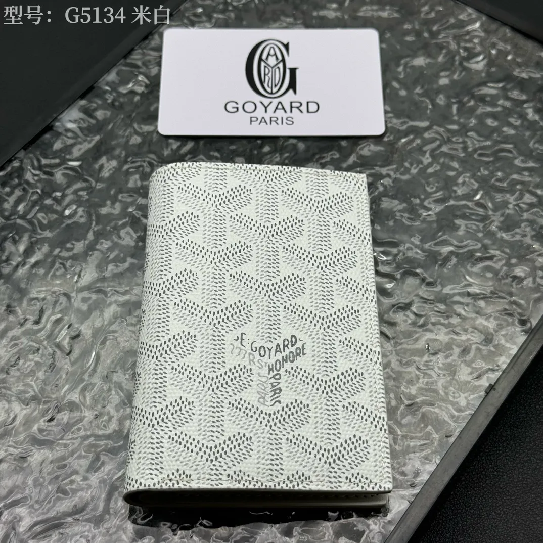 💰100 💎Top original 𝑺𝒂𝒊𝒏𝒕 𝑷𝒊𝒆𝒓𝒓𝒆 𝐠𝐨𝐲𝐚𝐫𝐝 Hot style 💕 Goya wallet card holder It is fully functional and has a large-sized banknote pocket that can hold cards, documents and banknotes at the same time. The compact design is just right for putting in a jacket or pants pocket. Style number: G5134 Size:7.5*1.5*11cm.