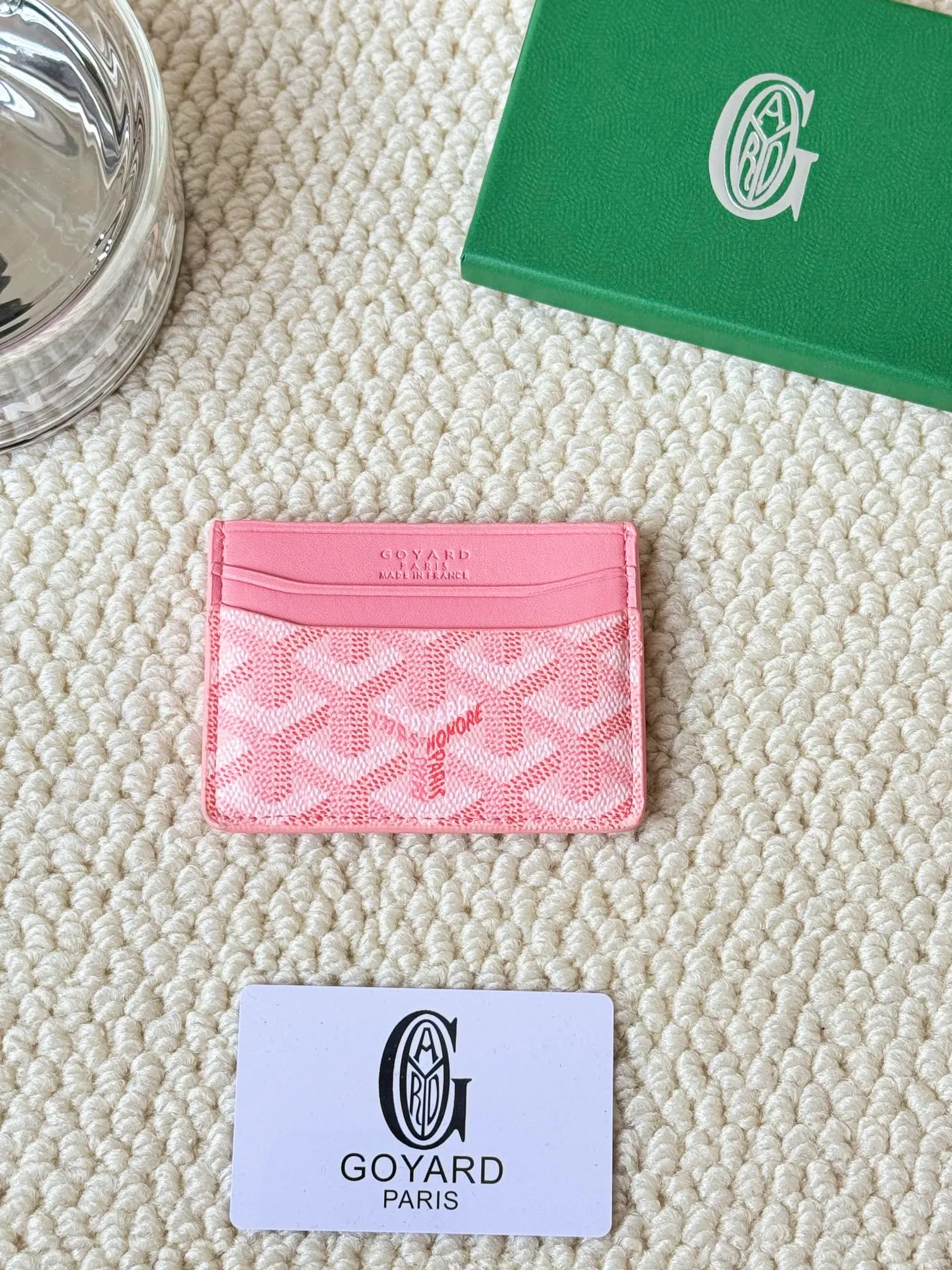 💰100 GOYARD Goya Classic👍🏻The design of Saint-Sulpice card holder is small and compact, and its middle pocket can store cards, documents or folded banknotes. The compact design fits nicely in a jacket or pants pocket. Style number: 9636 Size: 7 x10.5 cm