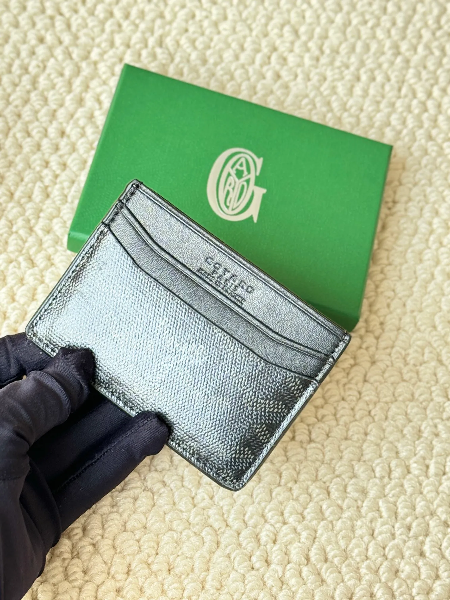 💰100 GOYARD Goya Classic👍🏻The design of Saint-Sulpice card holder is small and compact, and its middle pocket can store cards, documents or folded banknotes. The compact design fits nicely in a jacket or pants pocket. Style number: 9636 Size: 7 x10.5 cm