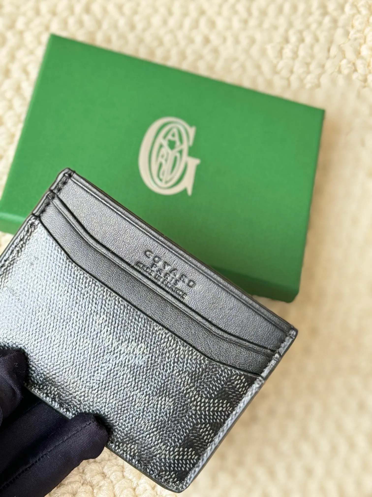 💰100 GOYARD Goya Classic👍🏻The design of Saint-Sulpice card holder is small and compact, and its middle pocket can store cards, documents or folded banknotes. The compact design fits nicely in a jacket or pants pocket. Style number: 9636 Size: 7 x10.5 cm