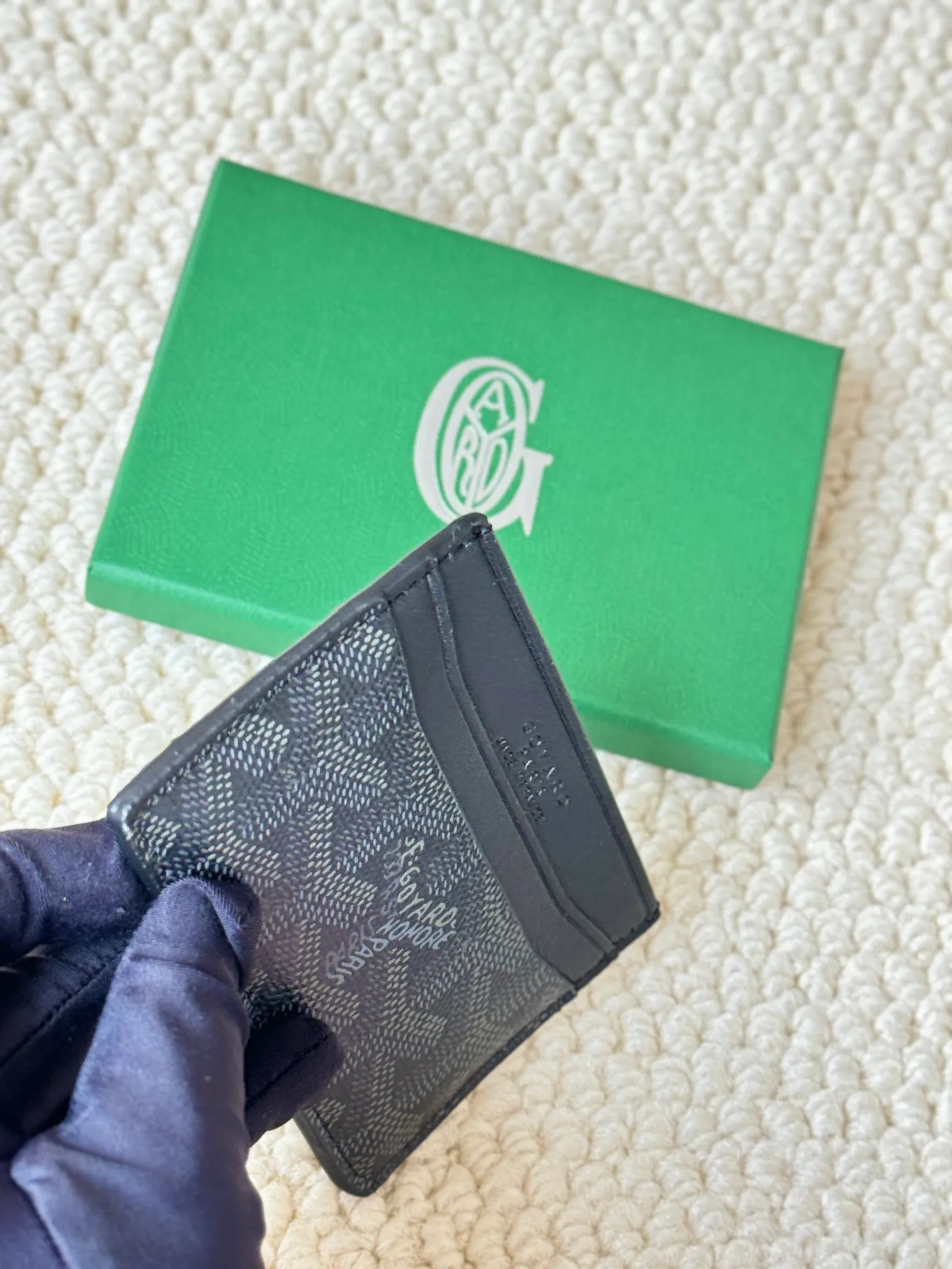 💰100 GOYARD Goya Classic👍🏻The design of Saint-Sulpice card holder is small and compact, and its middle pocket can store cards, documents or folded banknotes. The compact design fits nicely in a jacket or pants pocket. Style number: 9636 Size: 7 x10.5 cm