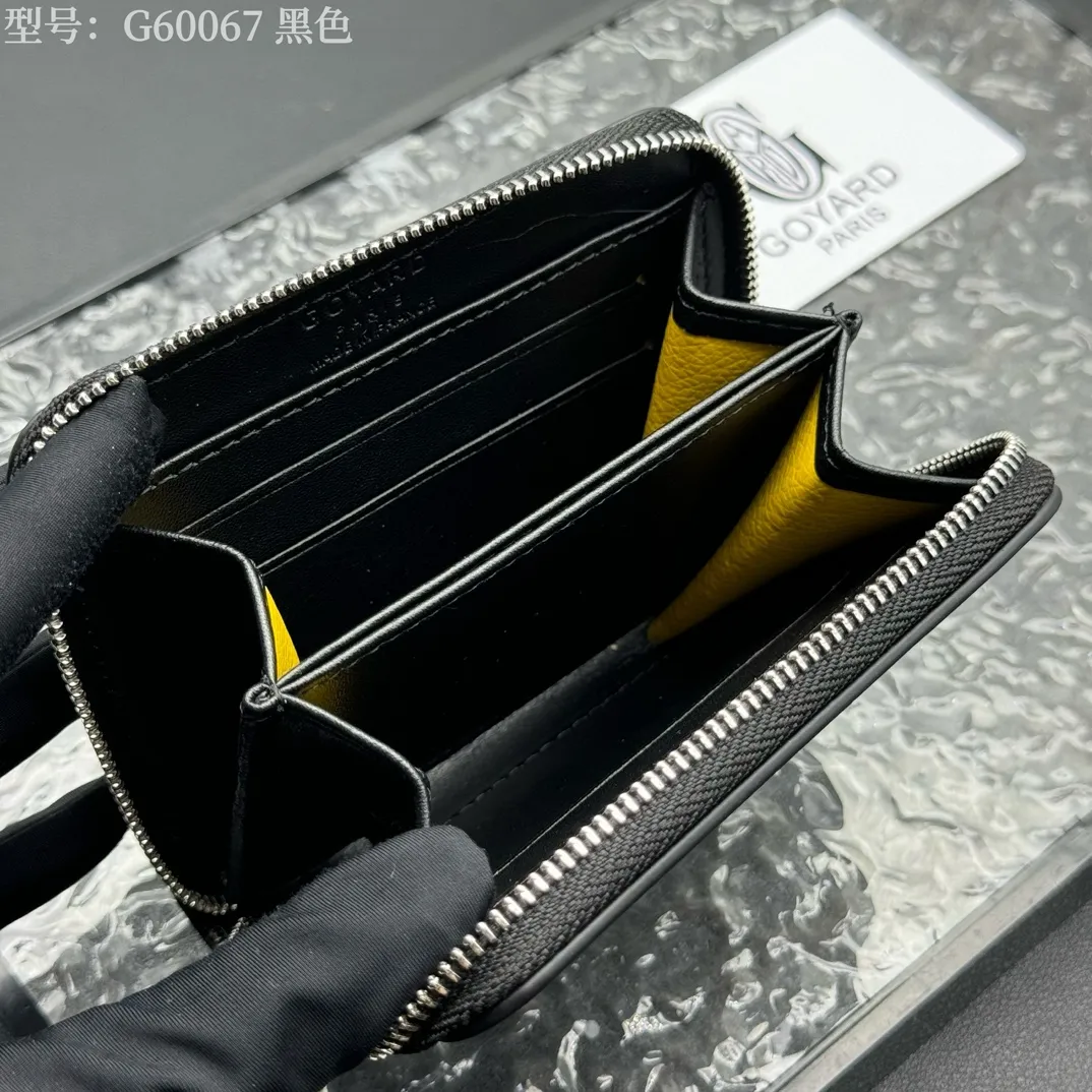 💰130 💎Top original 𝐠𝐨𝐲𝐚𝐫𝐝 Hot style 💕 Goya wallet short Matignon Mini coin purse with full zipper closure design. Its central compartment holds coins, while its interior patch pocket holds cards or small IDs. Style number: G60067 Size: 10.4*7.5*1.8cm