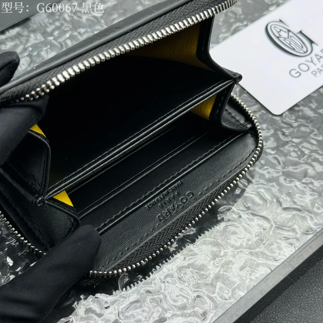 💰130 💎Top original 𝐠𝐨𝐲𝐚𝐫𝐝 Hot style 💕 Goya wallet short Matignon Mini coin purse with full zipper closure design. Its central compartment holds coins, while its interior patch pocket holds cards or small IDs. Style number: G60067 Size: 10.4*7.5*1.8cm