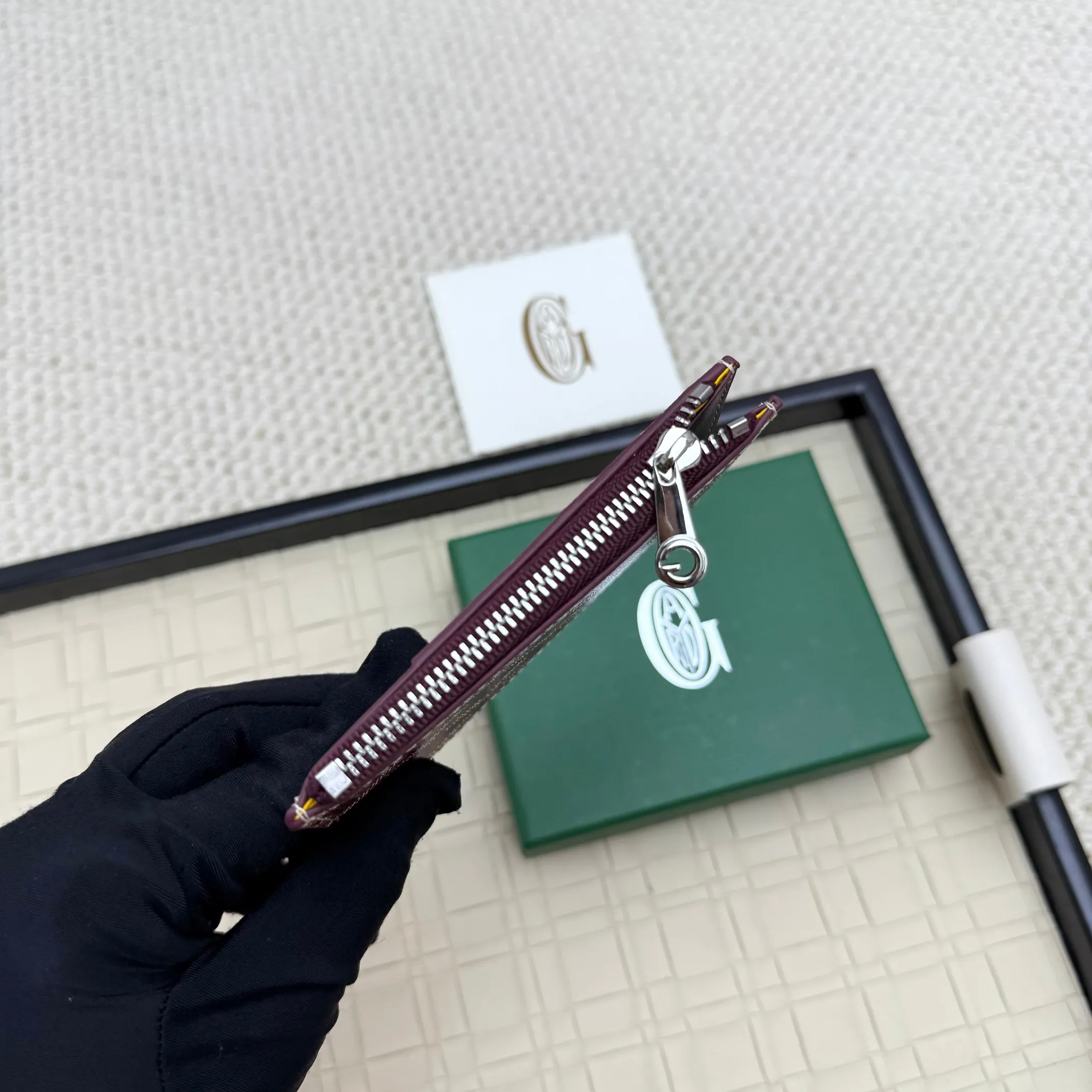 💰 120 Goyard Bourbon zipper coin card holder. This coin card holder has 3 card slots, 1 patch pocket and a zipper pocket to store coins, change or cards, and can safely store change. Exquisite and small, its compact shape can be easily put into a pocket or large bag. Size: 12.5x1x8.4cm No.: 808