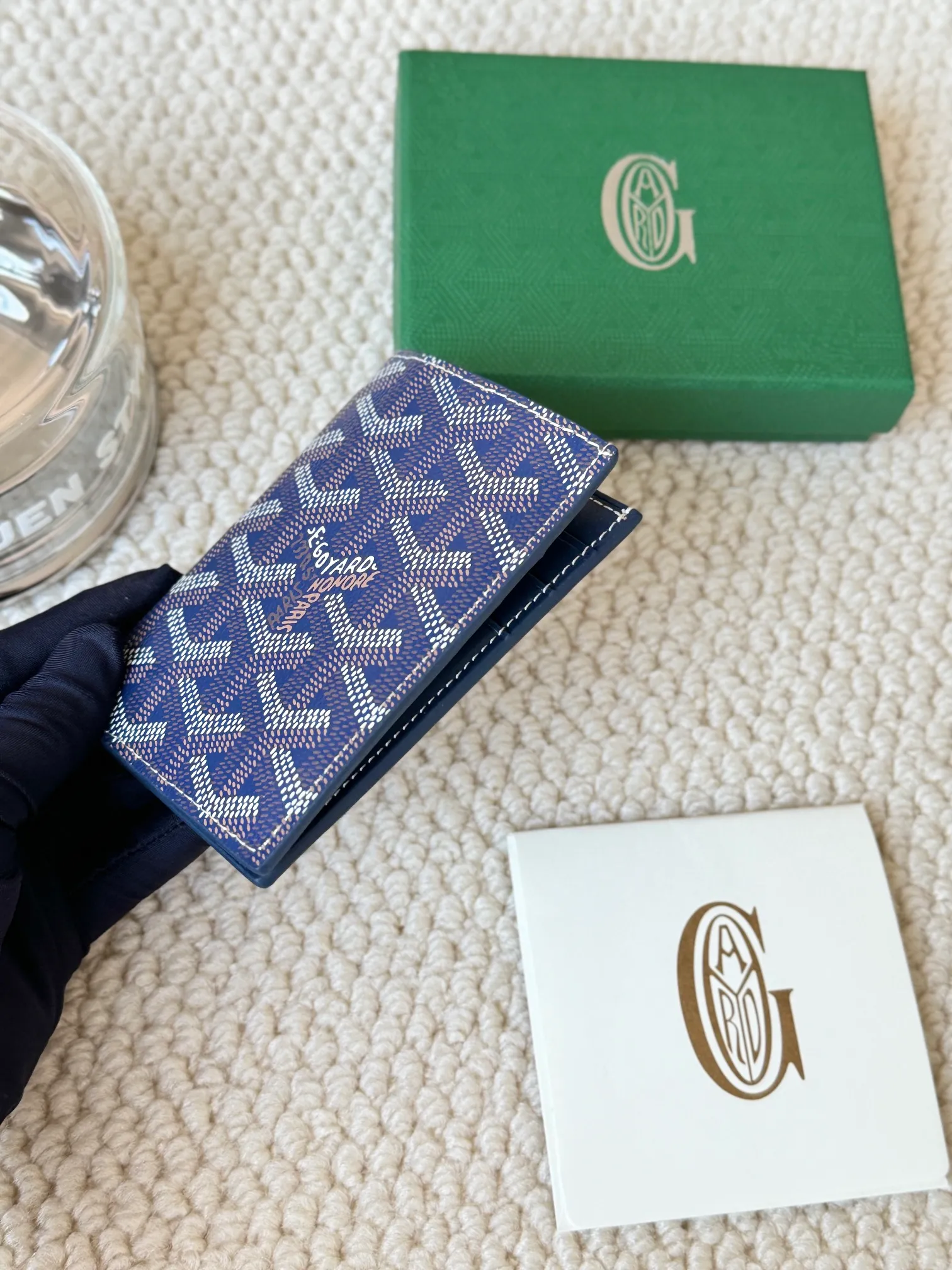 💰120 Goyard Goyardine Canvas & Vauzelles Calfskin No.: 803 Multiple colors available. Can be used as a couple model. It’s yyds to give as a gift for your own use! 6 card slots + two compartments, suitable for traveling. Small and portable, good-looking. Material: goyarine canvas and Vauzelles calfskin. Size: length 8*height 11