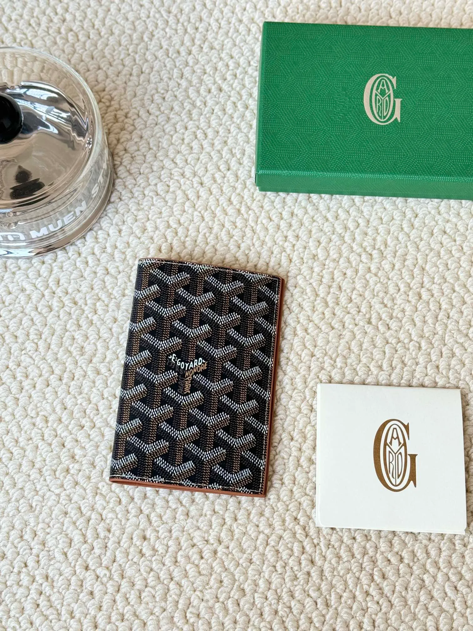 💰120 Goyard Passport Holder Goyardine Canvas & Vauzelles Calfskin No.: 804 Eleven colors. The country is open. The first choice for overseas travel. Multiple colors available. Can be used as a couple. It’s yyds to give as a gift for your own use! A super convenient passport holder with four card slots + two compartments for traveling. Small and portable, good-looking. Material: goyarine canvas and Vauzelles calfskin. Size: 14✖️10✖️1.5cm