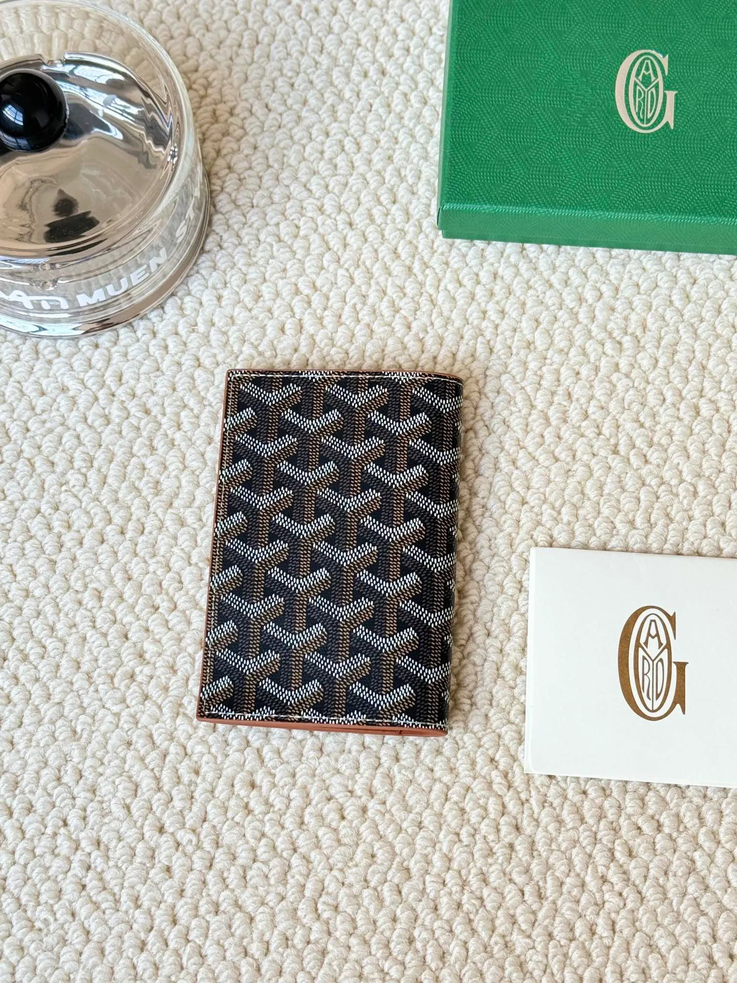 💰120 Goyard Passport Holder Goyardine Canvas & Vauzelles Calfskin No.: 804 Eleven colors. The country is open. The first choice for overseas travel. Multiple colors available. Can be used as a couple. It’s yyds to give as a gift for your own use! A super convenient passport holder with four card slots + two compartments for traveling. Small and portable, good-looking. Material: goyarine canvas and Vauzelles calfskin. Size: 14✖️10✖️1.5cm