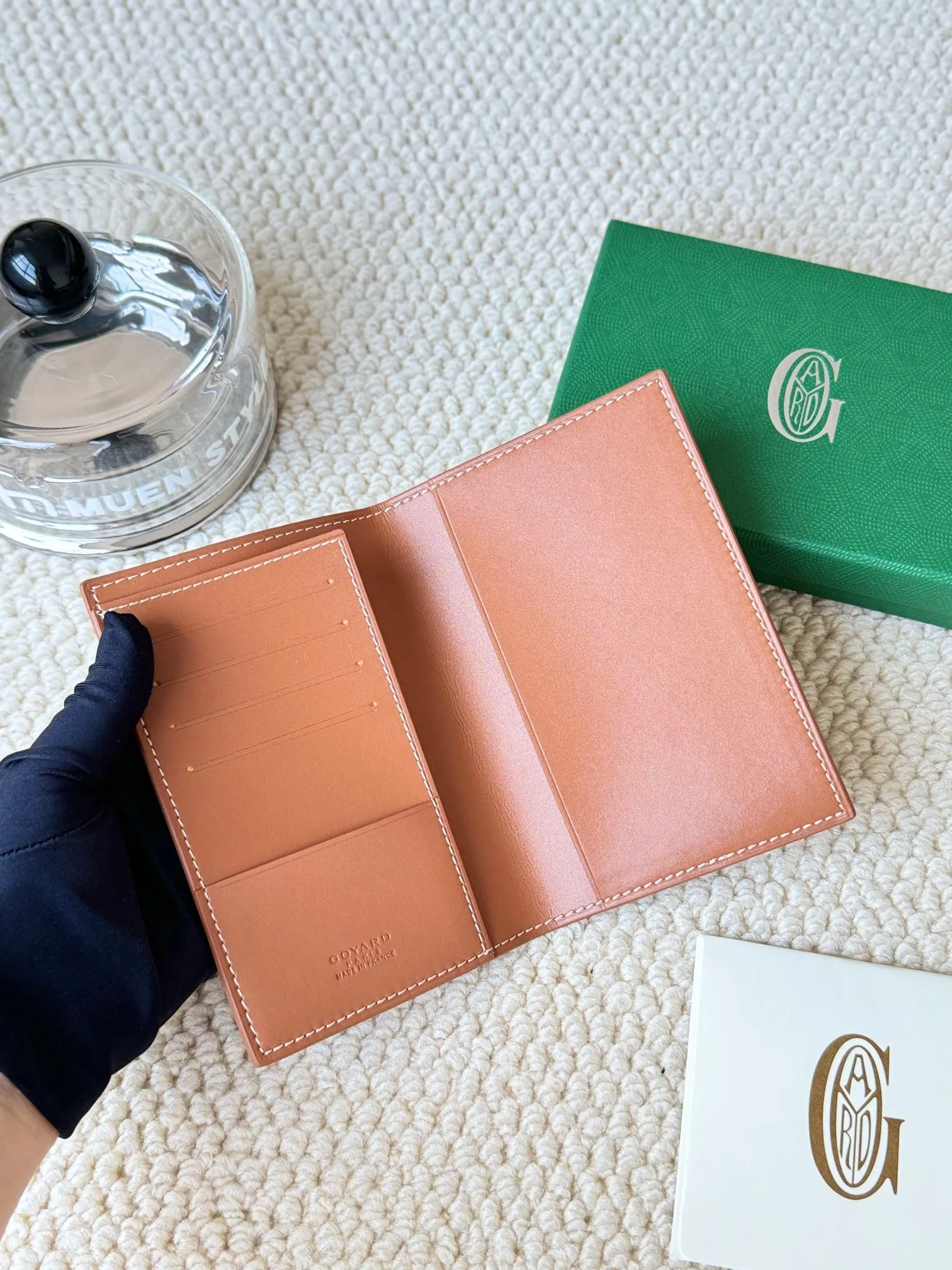 💰120 Goyard Passport Holder Goyardine Canvas & Vauzelles Calfskin No.: 804 Eleven colors. The country is open. The first choice for overseas travel. Multiple colors available. Can be used as a couple. It’s yyds to give as a gift for your own use! A super convenient passport holder with four card slots + two compartments for traveling. Small and portable, good-looking. Material: goyarine canvas and Vauzelles calfskin. Size: 14✖️10✖️1.5cm