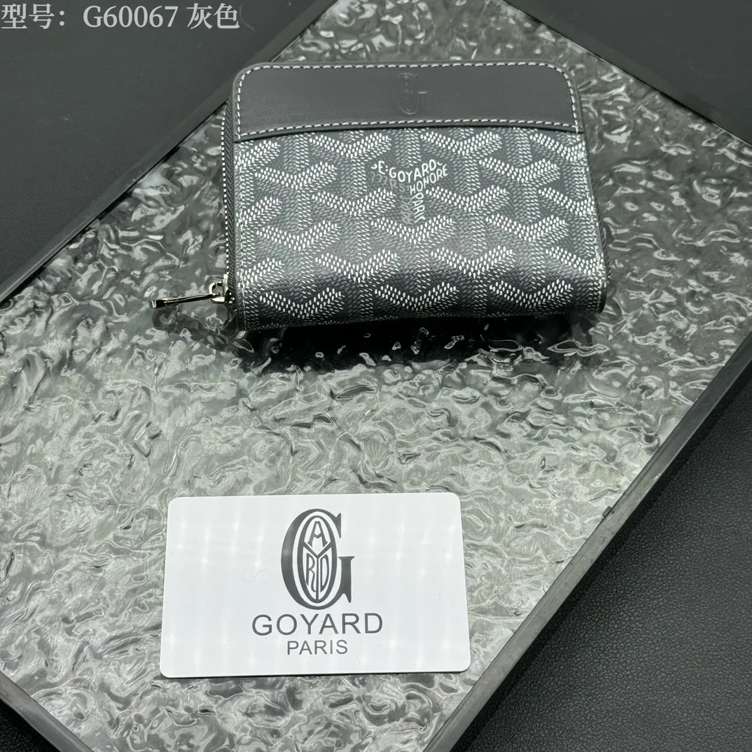 💰110 💎Top original 𝐠𝐨𝐲𝐚𝐫𝐝 Hot style 💕 Goya wallet short Matignon Mini coin purse with full zipper closure design. Its central compartment holds coins, while its interior patch pocket holds cards or small IDs. Style number: G60067 Size: 10.4*7.5*1.8cm