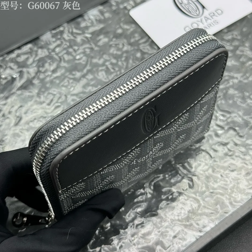 💰110 💎Top original 𝐠𝐨𝐲𝐚𝐫𝐝 Hot style 💕 Goya wallet short Matignon Mini coin purse with full zipper closure design. Its central compartment holds coins, while its interior patch pocket holds cards or small IDs. Style number: G60067 Size: 10.4*7.5*1.8cm