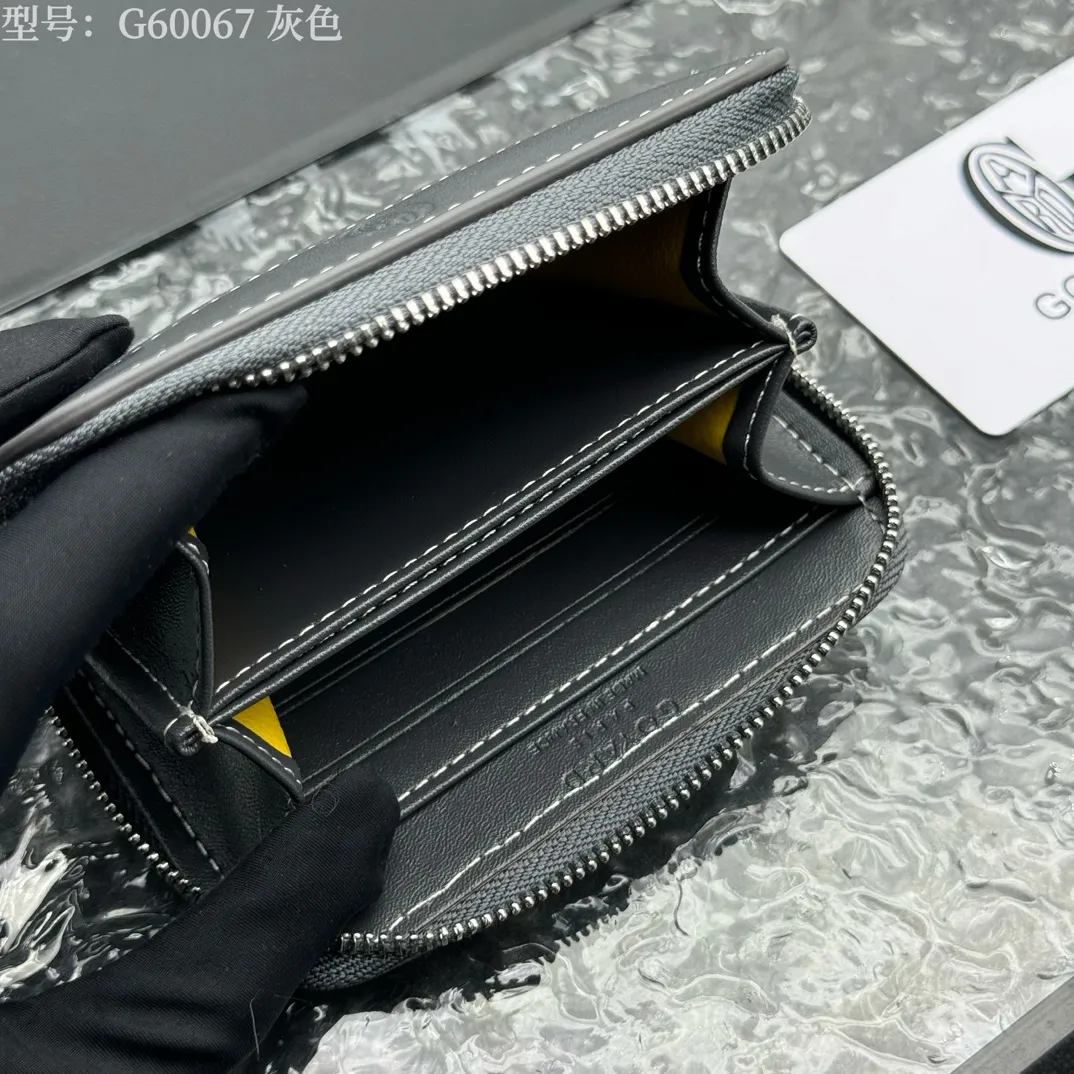💰110 💎Top original 𝐠𝐨𝐲𝐚𝐫𝐝 Hot style 💕 Goya wallet short Matignon Mini coin purse with full zipper closure design. Its central compartment holds coins, while its interior patch pocket holds cards or small IDs. Style number: G60067 Size: 10.4*7.5*1.8cm