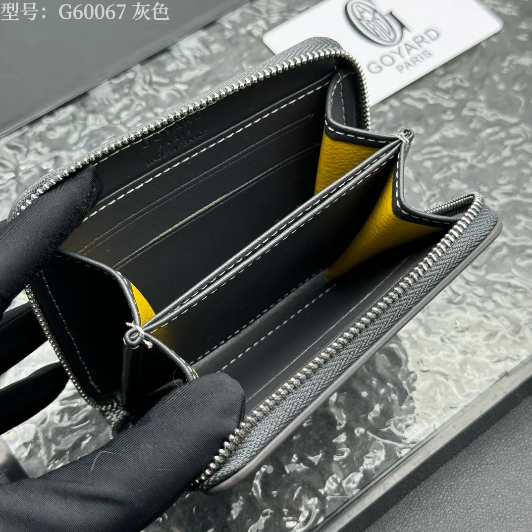 💰110 💎Top original 𝐠𝐨𝐲𝐚𝐫𝐝 Hot style 💕 Goya wallet short Matignon Mini coin purse with full zipper closure design. Its central compartment holds coins, while its interior patch pocket holds cards or small IDs. Style number: G60067 Size: 10.4*7.5*1.8cm