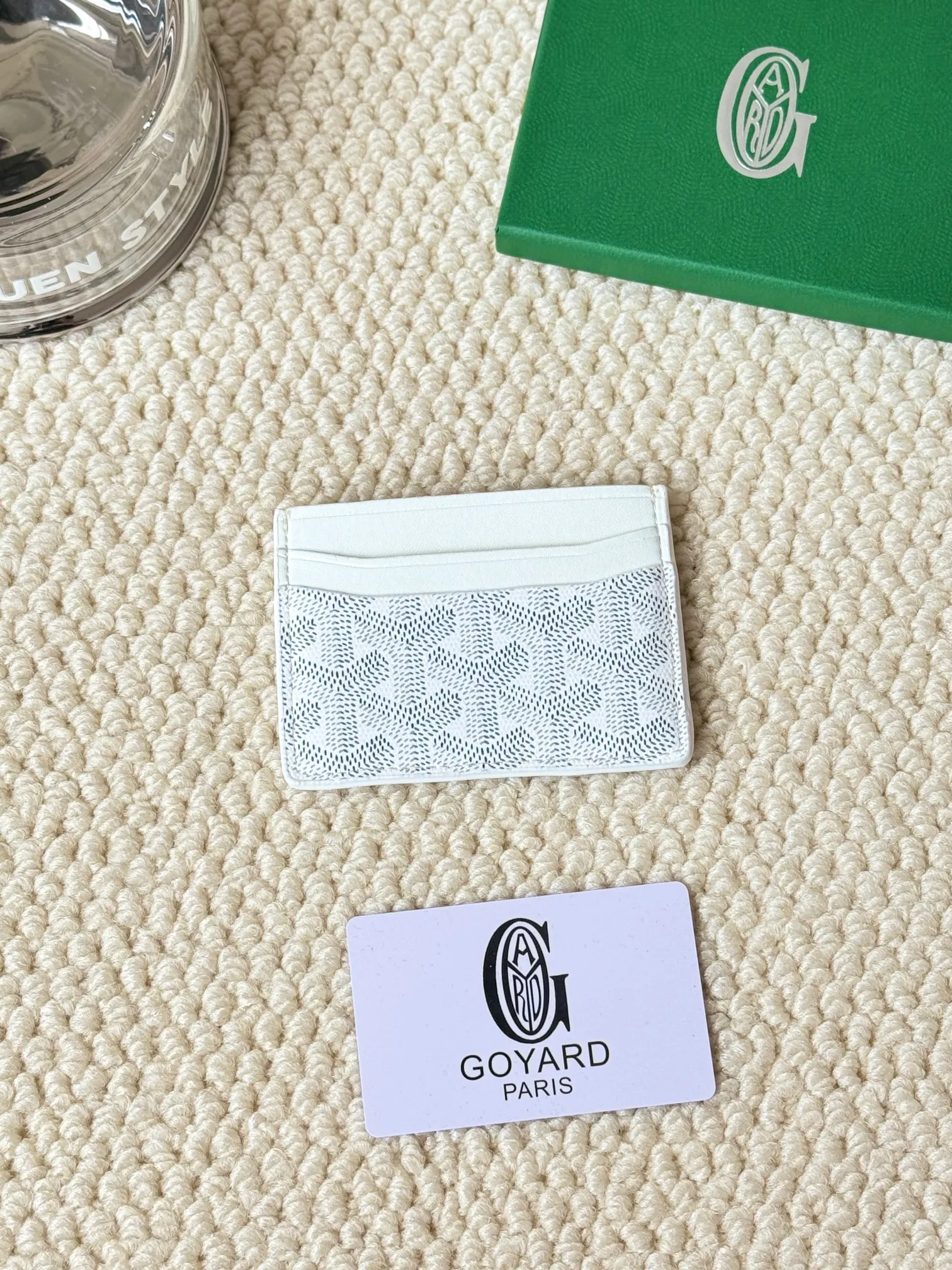 💰100 GOYARD Goya Classic👍🏻The design of Saint-Sulpice card holder is small and compact, and its middle pocket can store cards, documents or folded banknotes. The compact design fits nicely in a jacket or pants pocket. Style number: 9636 Size: 7 x10.5 cm
