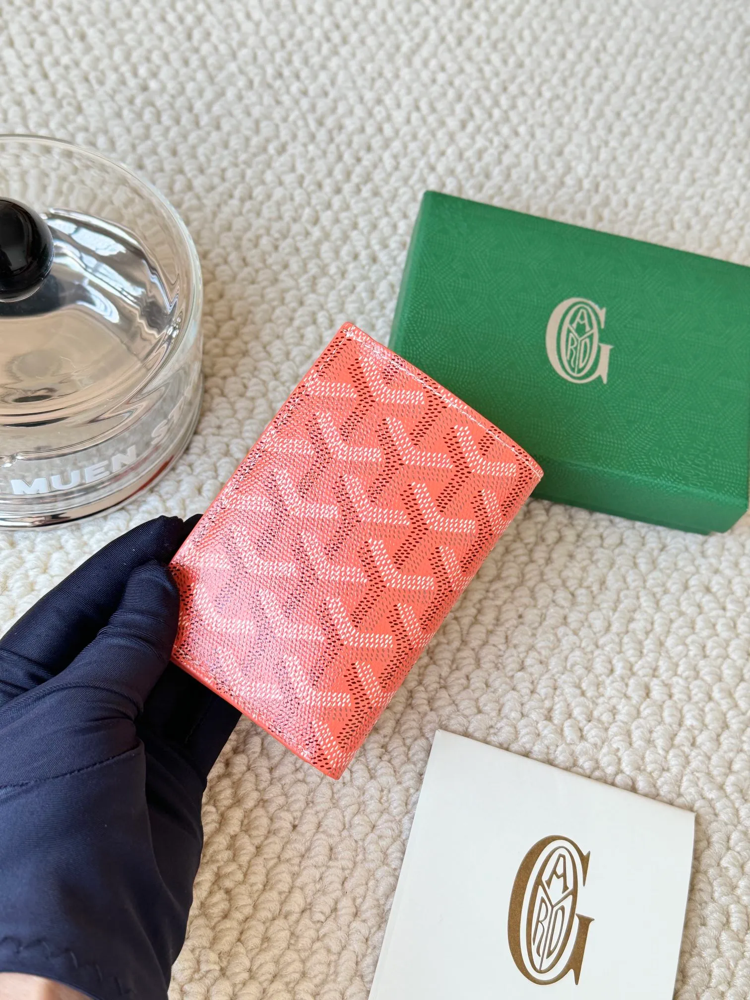 💰120 Goyard Goyardine Canvas & Vauzelles Calfskin No.: 803 Multiple colors available. Can be used as a couple model. It’s yyds to give as a gift for your own use! 6 card slots + two compartments, suitable for traveling. Small and portable, good-looking. Material: goyarine canvas and Vauzelles calfskin. Size: length 8*height 11