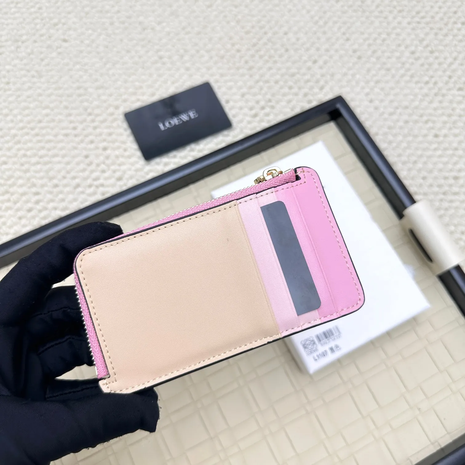 💰120 ·Loewe’s new card holders are back in stock! The new ones are all with metal logos, which are more refined than the old ones~~ Comes with box and dust bag! It’s a good idea to choose this small accessory for Valentine’s Day ~~Model: L1107 Size: 13*7.5*1