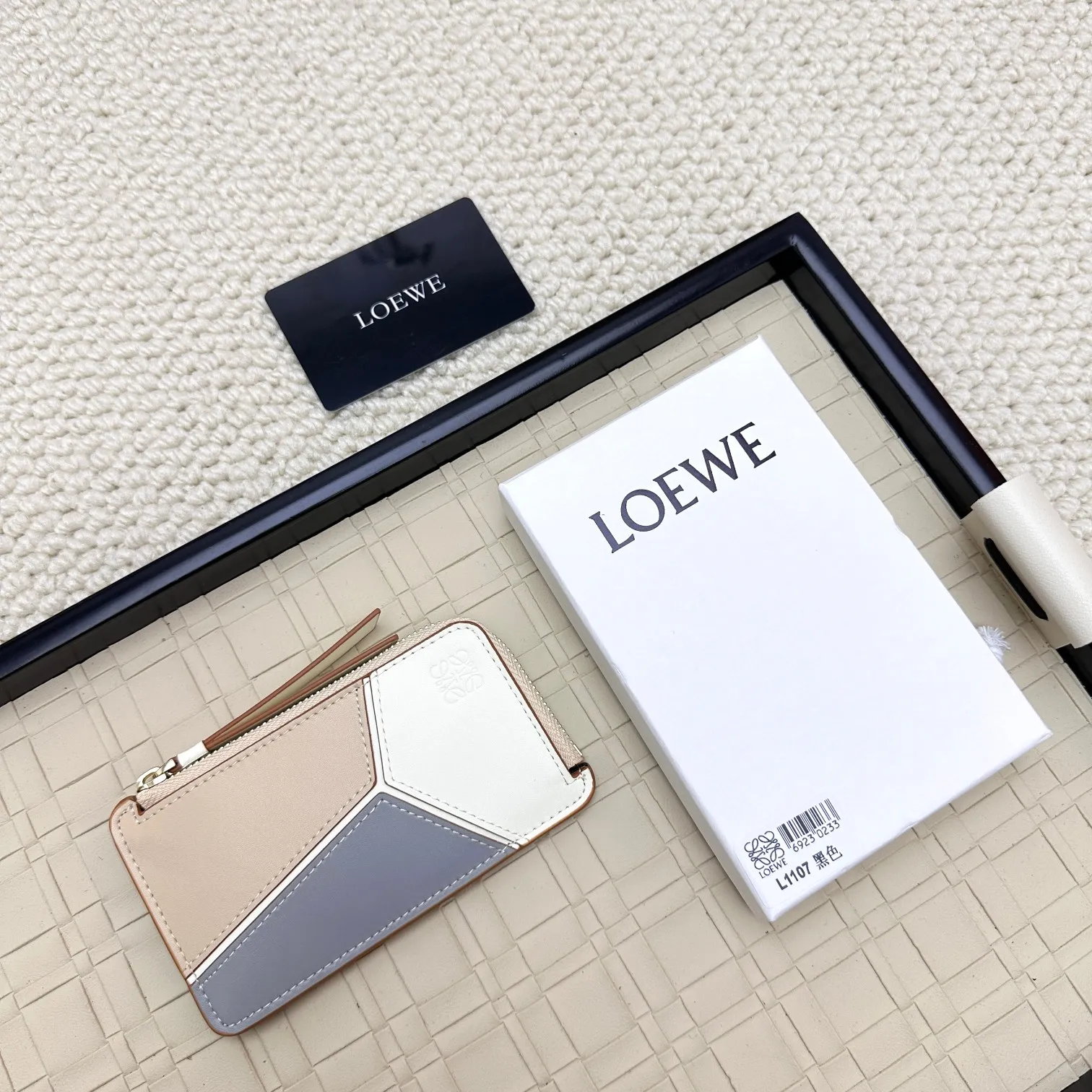 💰120 ·Loewe’s new card holders are back in stock! The new ones are all with metal logos, which are more refined than the old ones~~ Comes with box and dust bag! It’s a good idea to choose this small accessory for Valentine’s Day ~~Model: L1107 Size: 13*7.5*1