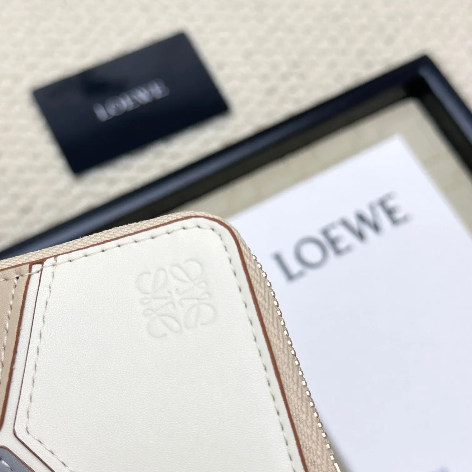 💰120 ·Loewe’s new card holders are back in stock! The new ones are all with metal logos, which are more refined than the old ones~~ Comes with box and dust bag! It’s a good idea to choose this small accessory for Valentine’s Day ~~Model: L1107 Size: 13*7.5*1