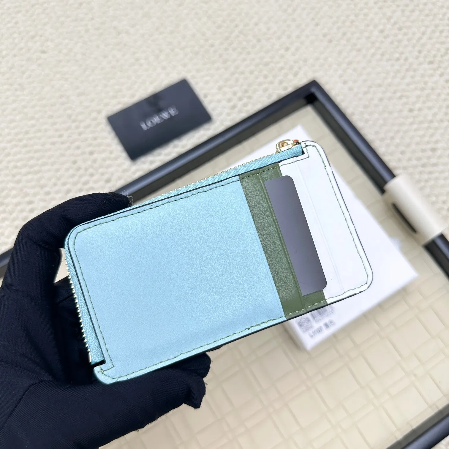 💰120 ·Loewe’s new card holders are back in stock! The new ones are all with metal logos, which are more refined than the old ones~~ Comes with box and dust bag! It’s a good idea to choose this small accessory for Valentine’s Day ~~Model: L1107 Size: 13*7.5*1