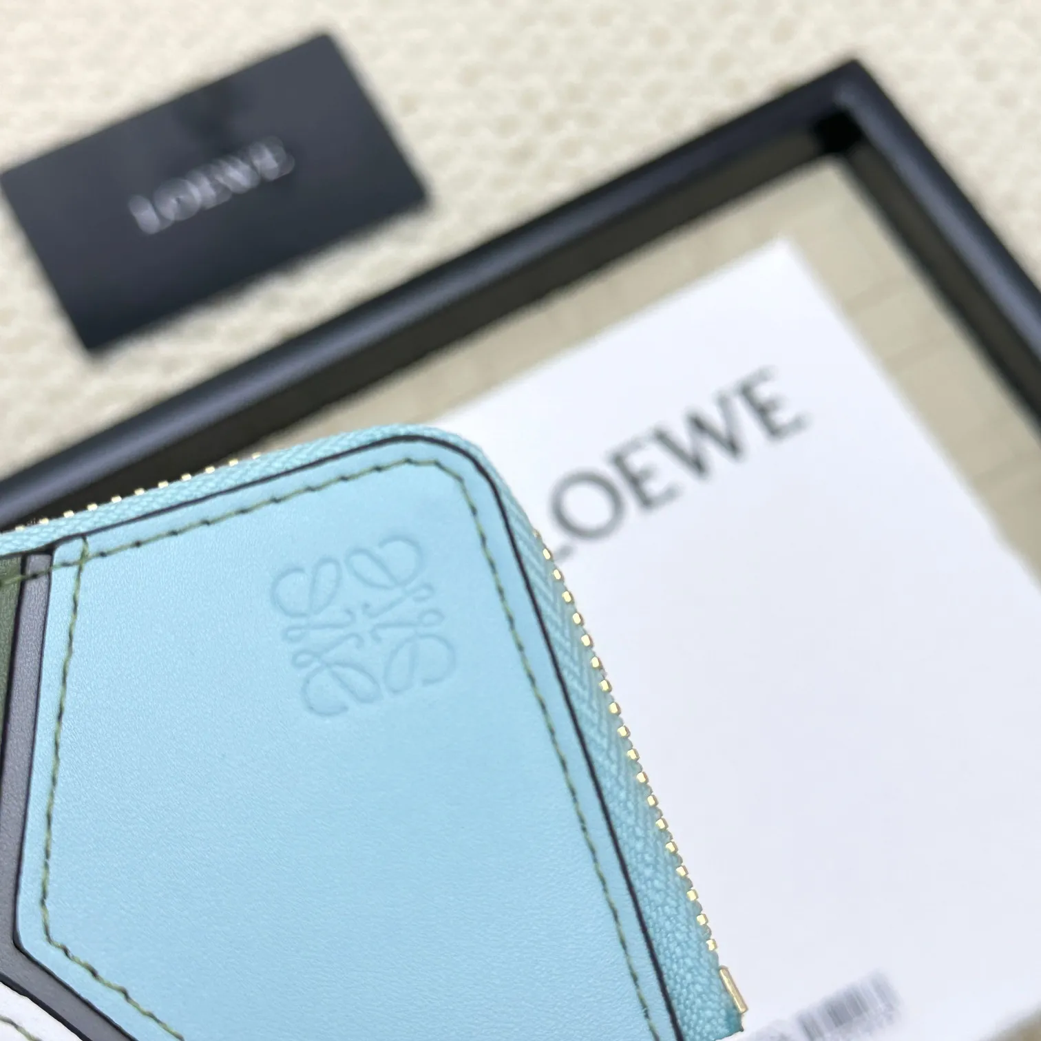 💰120 ·Loewe’s new card holders are back in stock! The new ones are all with metal logos, which are more refined than the old ones~~ Comes with box and dust bag! It’s a good idea to choose this small accessory for Valentine’s Day ~~Model: L1107 Size: 13*7.5*1
