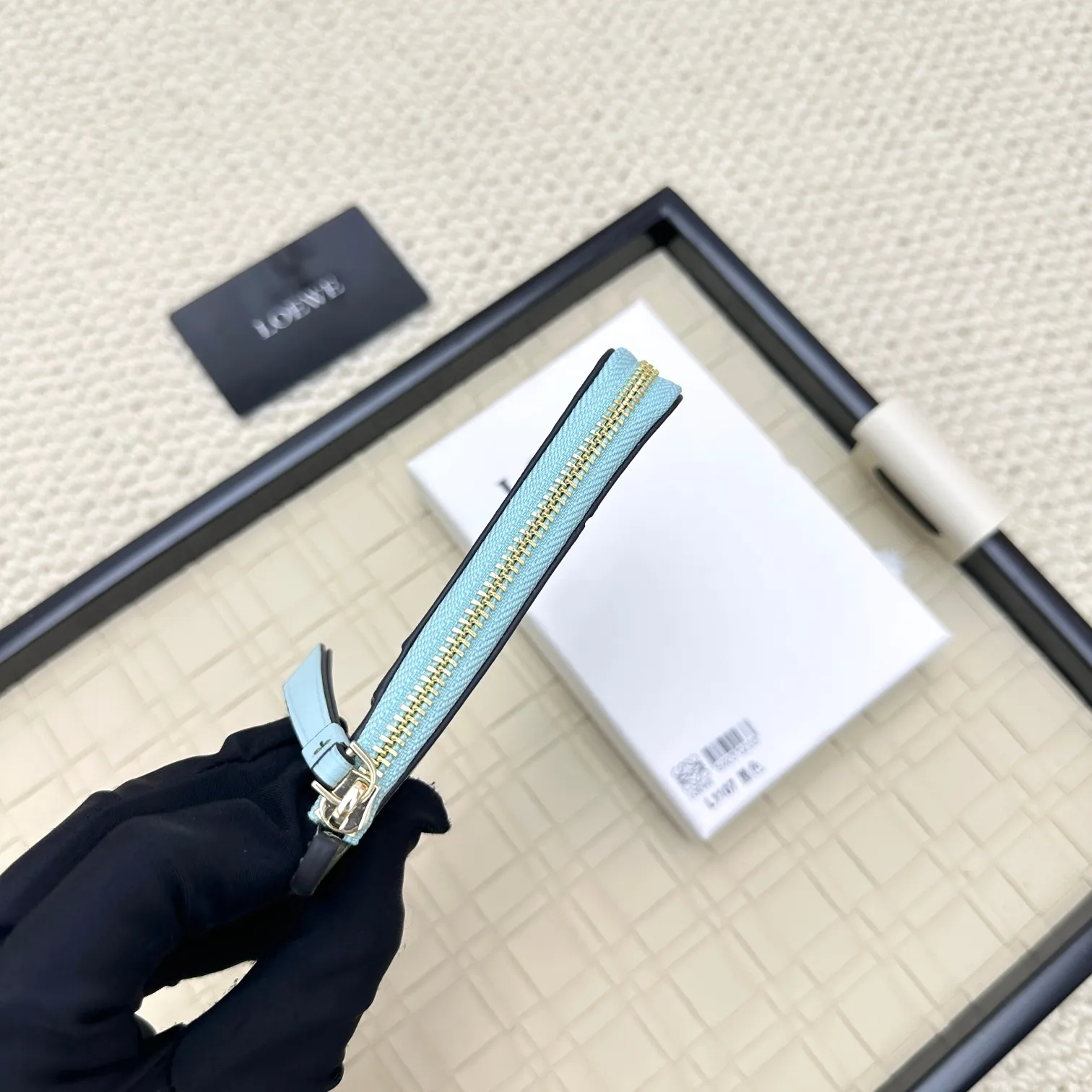 💰120 ·Loewe’s new card holders are back in stock! The new ones are all with metal logos, which are more refined than the old ones~~ Comes with box and dust bag! It’s a good idea to choose this small accessory for Valentine’s Day ~~Model: L1107 Size: 13*7.5*1