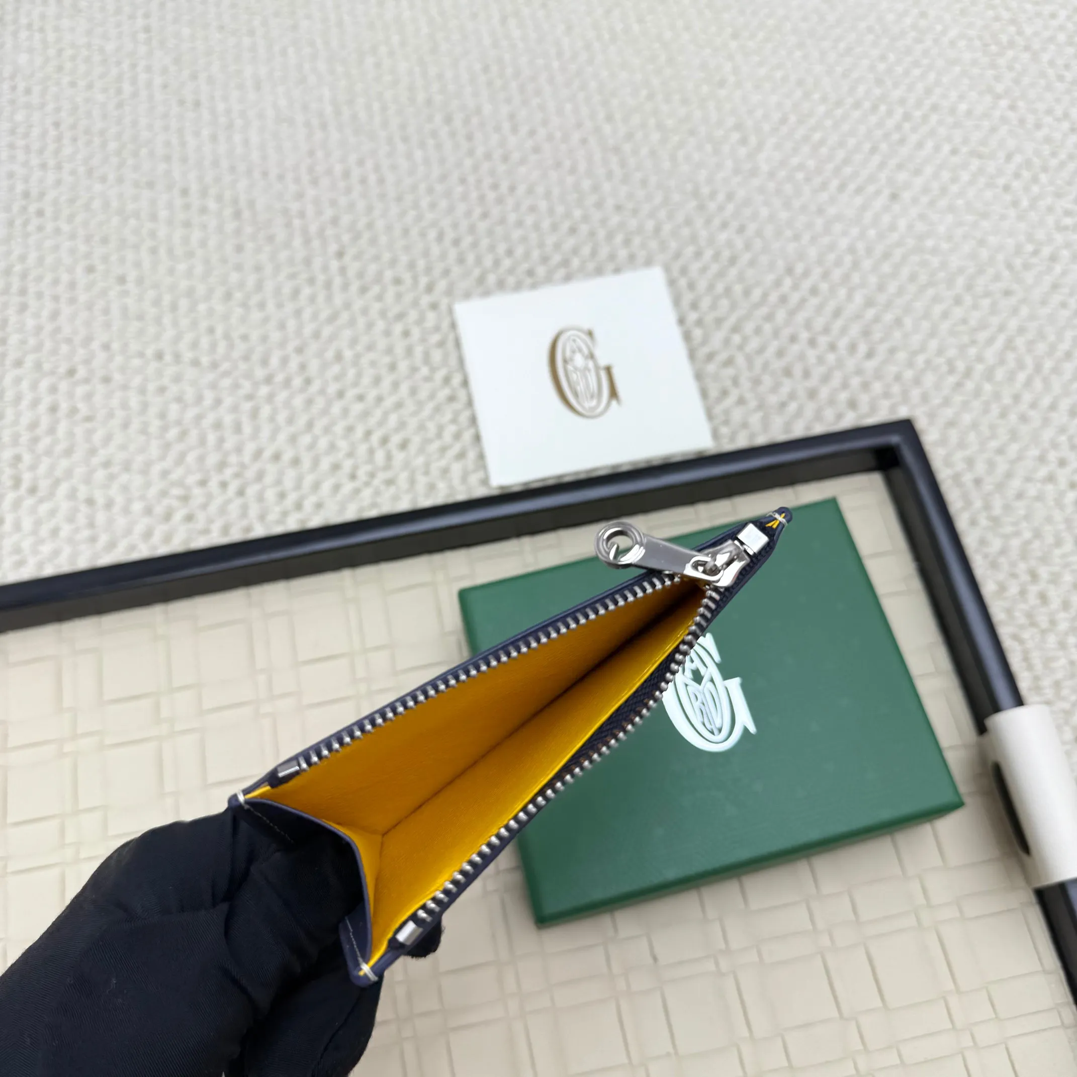 💰 120 Goyard Bourbon zipper coin card holder. This coin card holder has 3 card slots, 1 patch pocket and a zipper pocket to store coins, change or cards, and can safely store change. Exquisite and small, its compact shape can be easily put into a pocket or large bag. Size: 12.5x1x8.4cm No.: 808