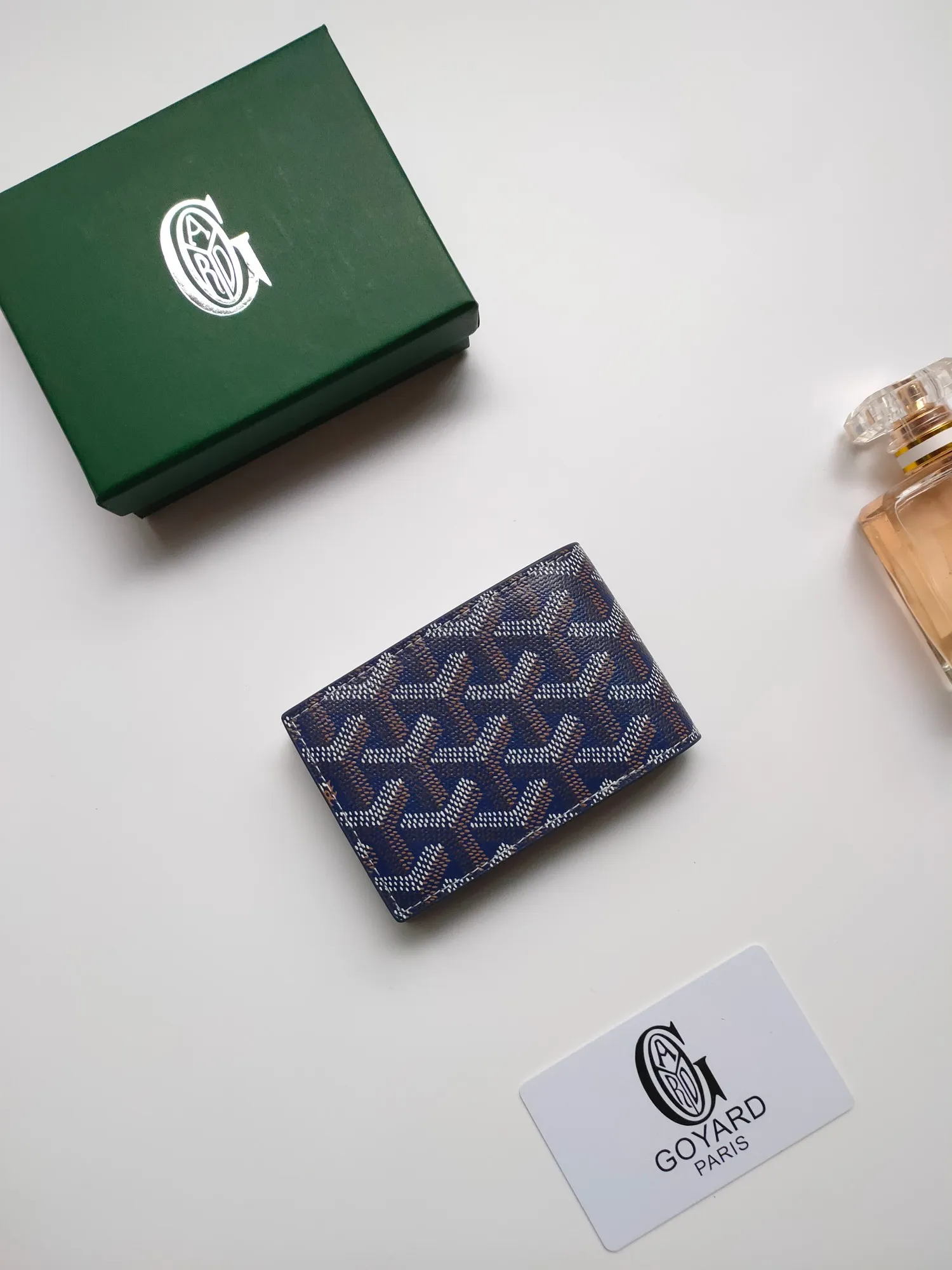 ￥110 Insert Victoire card holder can not only be used alone, but can also be inserted into the Victoire wallet to add more card storage space. Goyardine canvas & Vauzelles calfskin Style number: 9638 Size: 7.1 cmx0.5 cmx10 cm