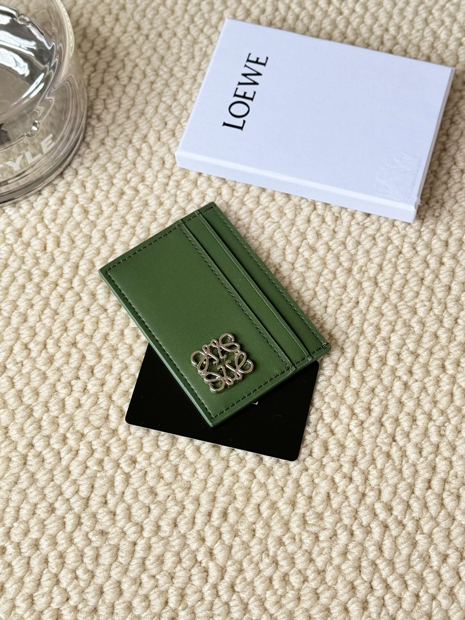 💰100 ·Loewe’s new card holders are back in stock! The new ones are all with metal logos, which are more refined than the old ones~~ Comes with box and dust bag! It’s also a good idea to choose this small accessory for Valentine’s Day ~~Model: L1122 Size: 10*7.5CM