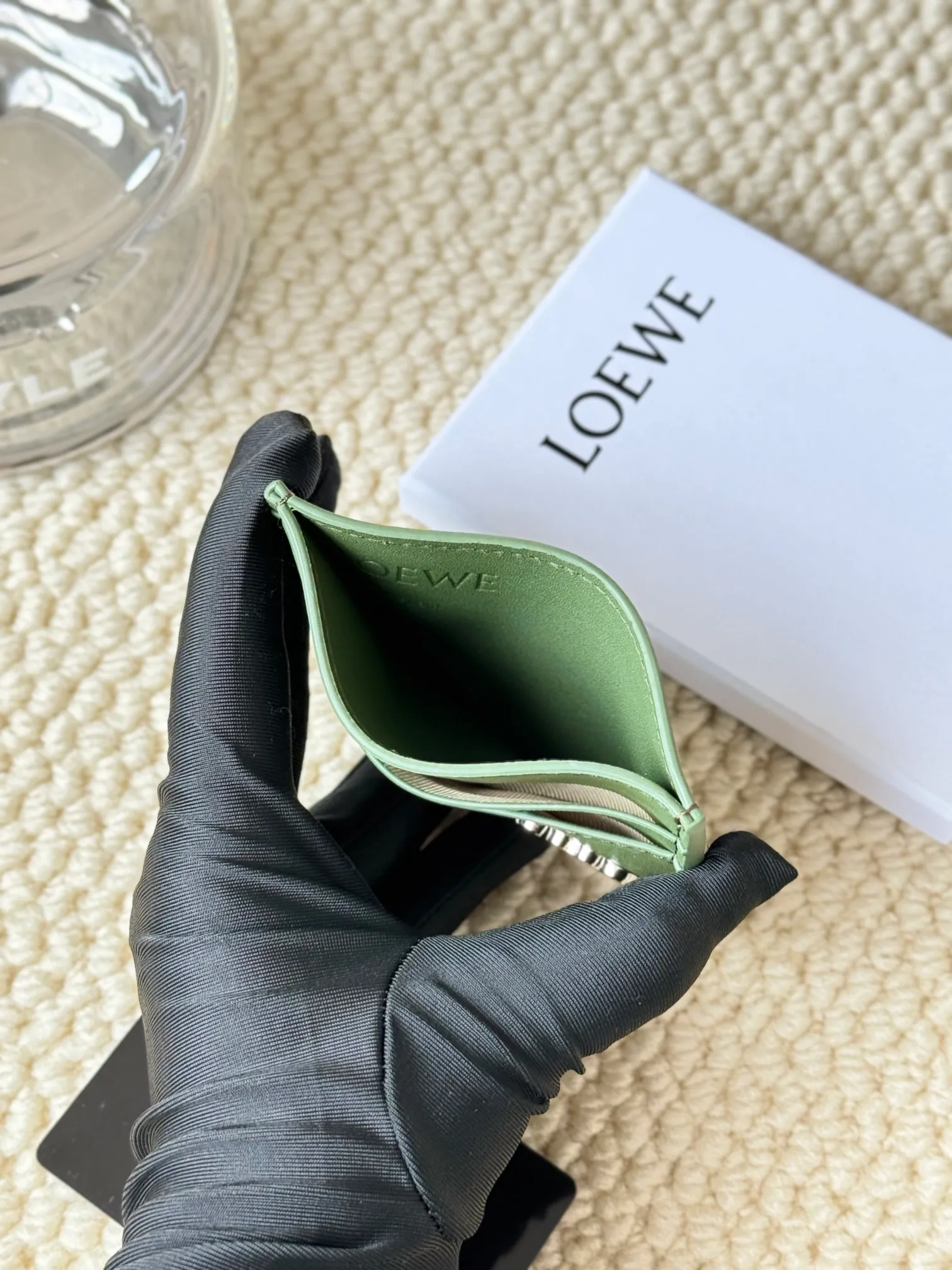 💰100 ·Loewe’s new card holders are back in stock! The new ones are all with metal logos, which are more refined than the old ones~~ Comes with box and dust bag! It’s also a good idea to choose this small accessory for Valentine’s Day ~~Model: L1122 Size: 10*7.5CM