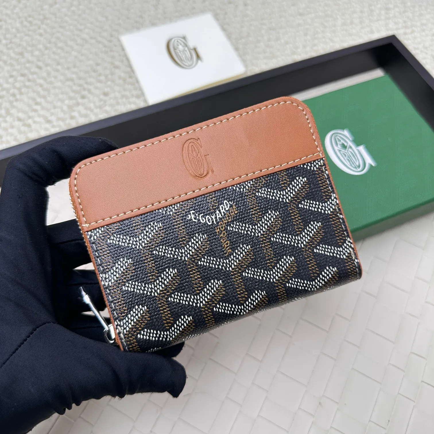 💰140 GOYARD Matignon Mini coin purse features a full zipper closure. Its central compartment holds coins, while its interior patch pocket holds cards or small IDs. No.: 805 Size: 10.4*7.5*1.8cm