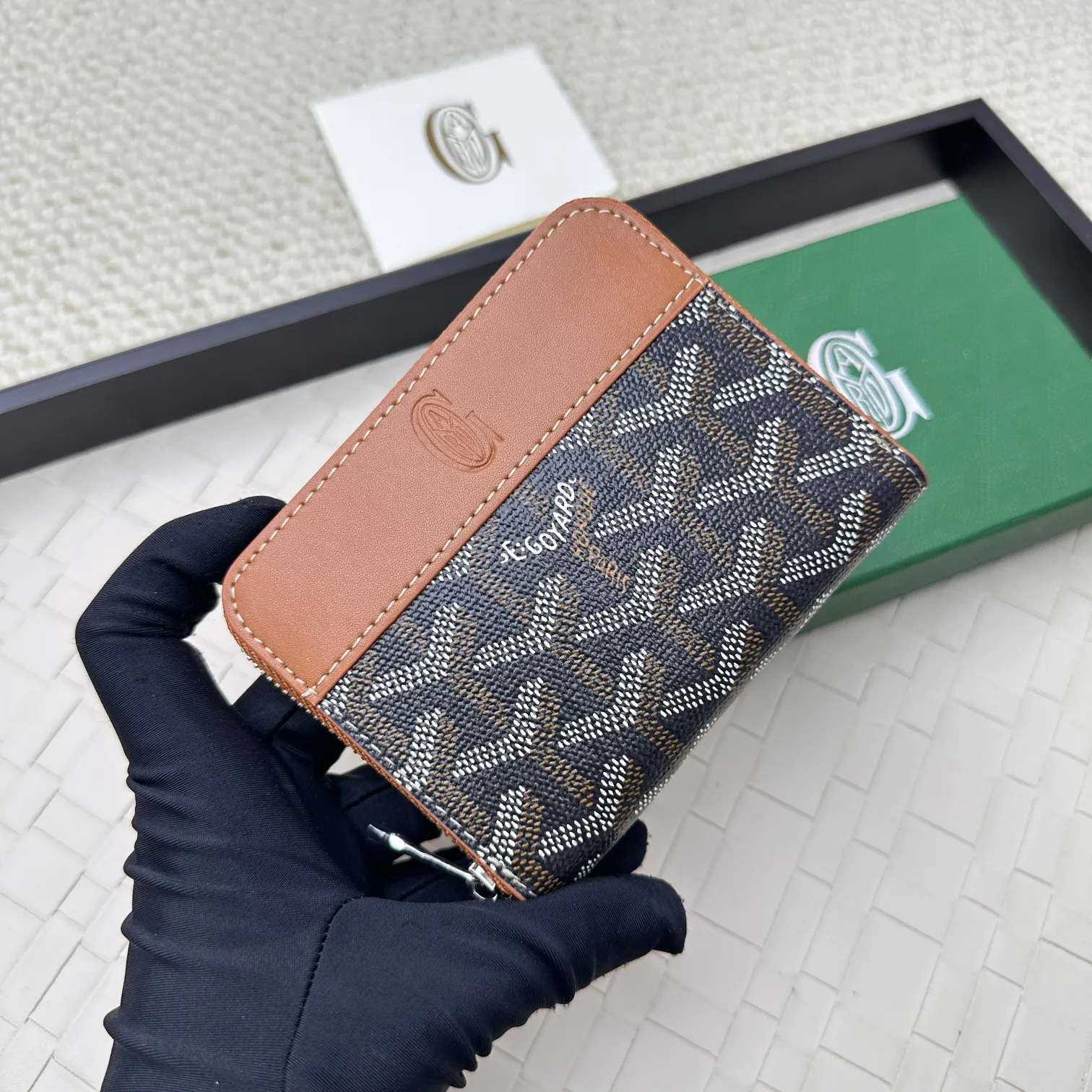 💰140 GOYARD Matignon Mini coin purse features a full zipper closure. Its central compartment holds coins, while its interior patch pocket holds cards or small IDs. No.: 805 Size: 10.4*7.5*1.8cm