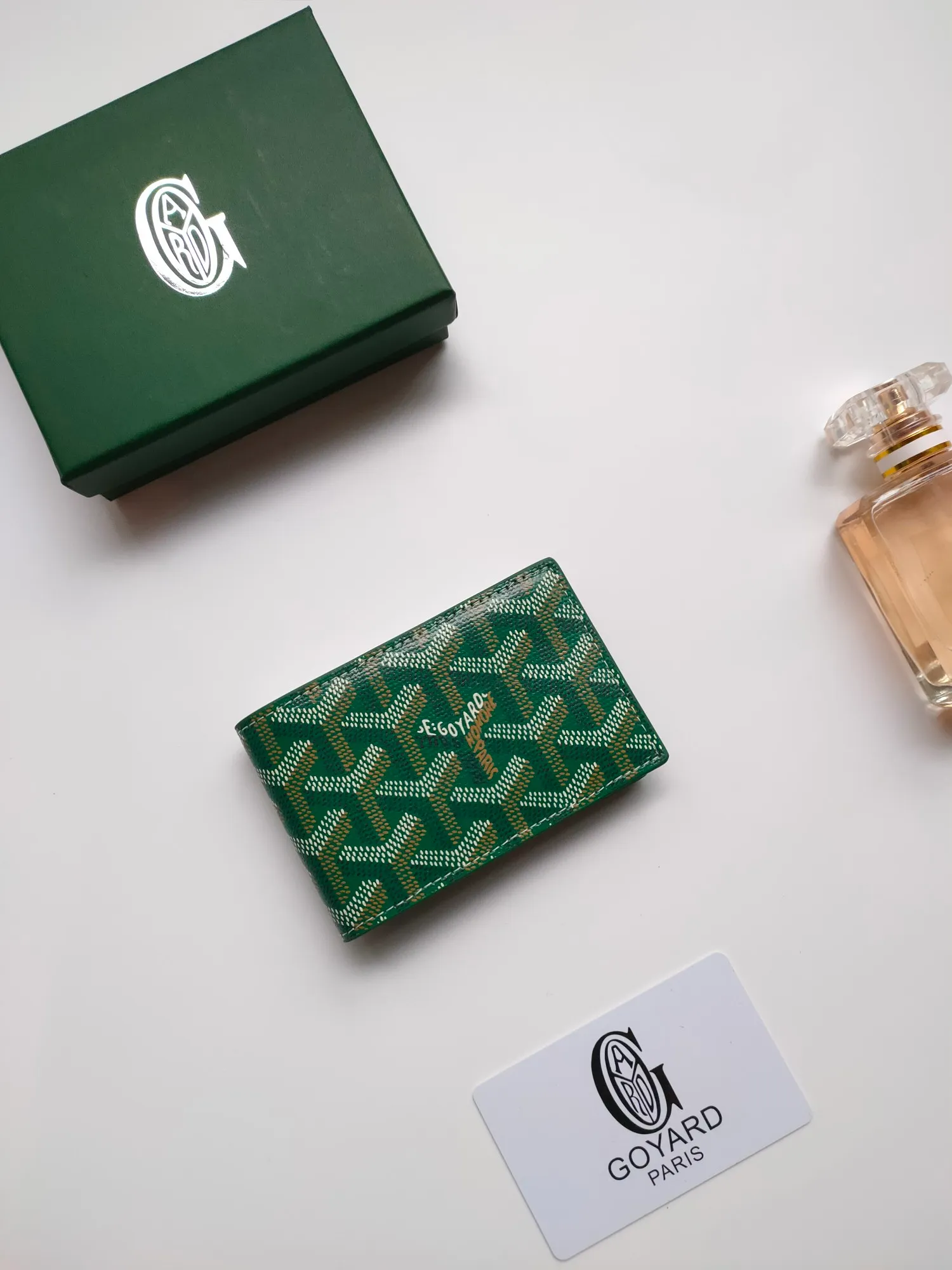 ￥110 Insert Victoire card holder can not only be used alone, but can also be inserted into the Victoire wallet to add more card storage space. Goyardine canvas & Vauzelles calfskin Style number: 9638 Size: 7.1 cmx0.5 cmx10 cm
