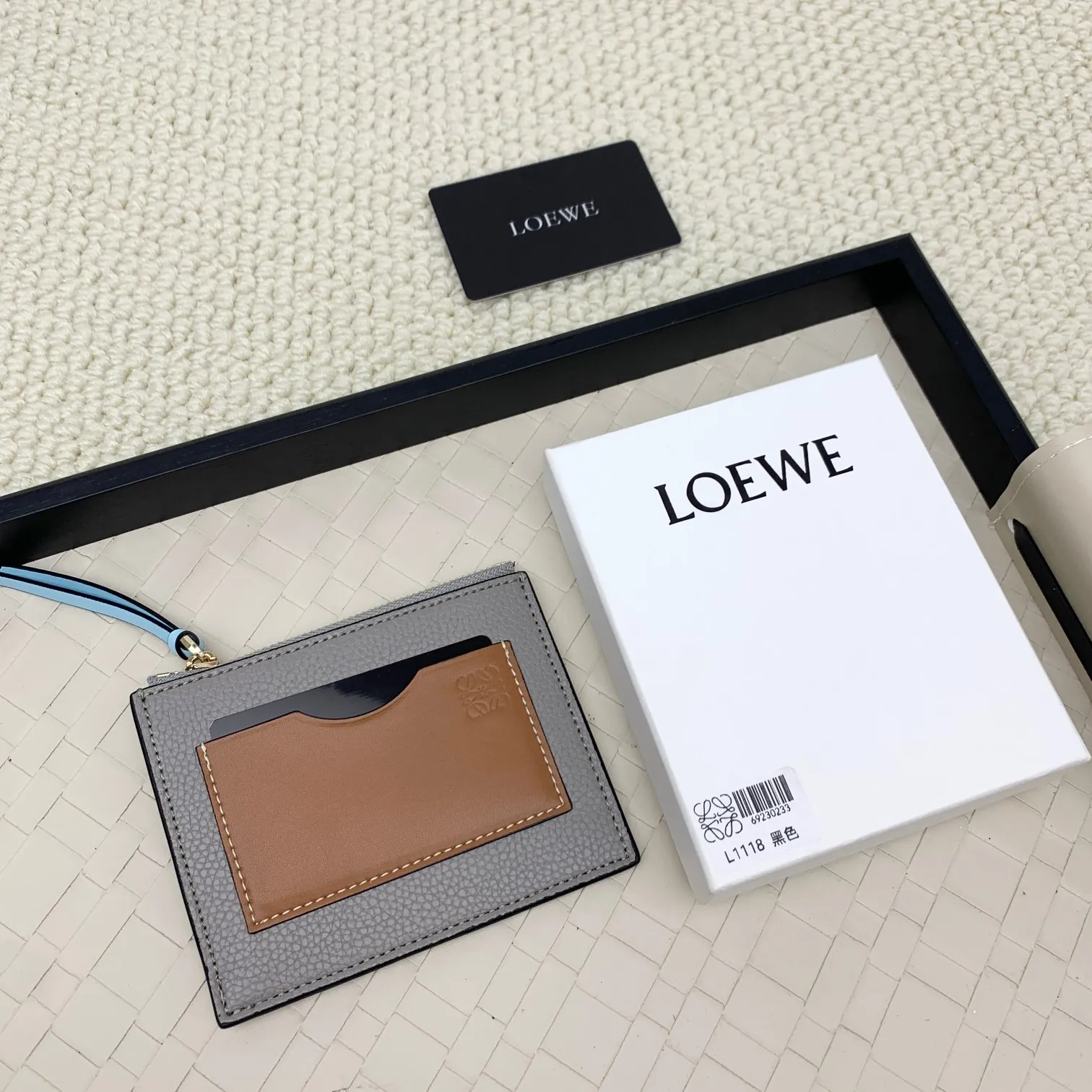 💰120 ·Loewe’s new card holders are back in stock! The new ones are all with metal logos, which are more refined than the old ones~~ Comes with box and dust bag! It’s a good idea to choose this small accessory for Valentine’s Day ~~Model: L1118 Size: 12CM*9.5CM