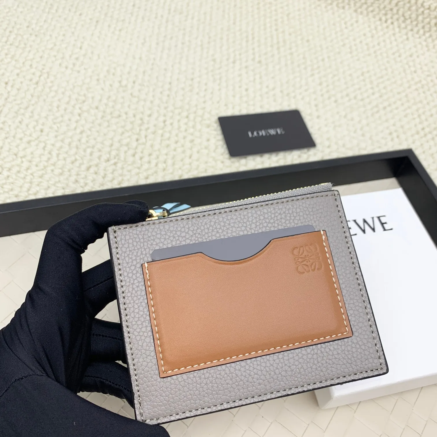 💰120 ·Loewe’s new card holders are back in stock! The new ones are all with metal logos, which are more refined than the old ones~~ Comes with box and dust bag! It’s a good idea to choose this small accessory for Valentine’s Day ~~Model: L1118 Size: 12CM*9.5CM