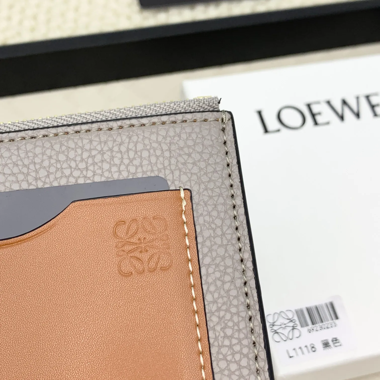 💰120 ·Loewe’s new card holders are back in stock! The new ones are all with metal logos, which are more refined than the old ones~~ Comes with box and dust bag! It’s a good idea to choose this small accessory for Valentine’s Day ~~Model: L1118 Size: 12CM*9.5CM