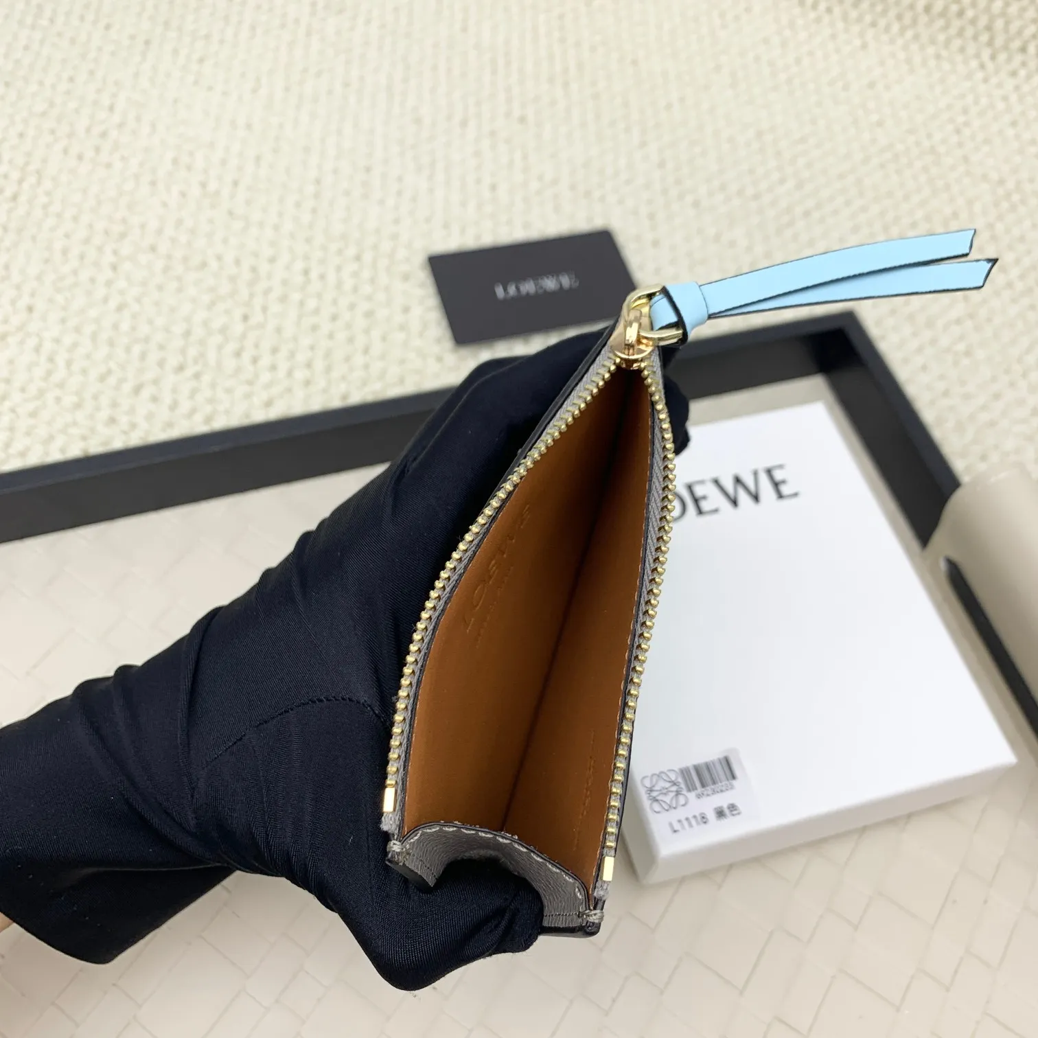 💰120 ·Loewe’s new card holders are back in stock! The new ones are all with metal logos, which are more refined than the old ones~~ Comes with box and dust bag! It’s a good idea to choose this small accessory for Valentine’s Day ~~Model: L1118 Size: 12CM*9.5CM