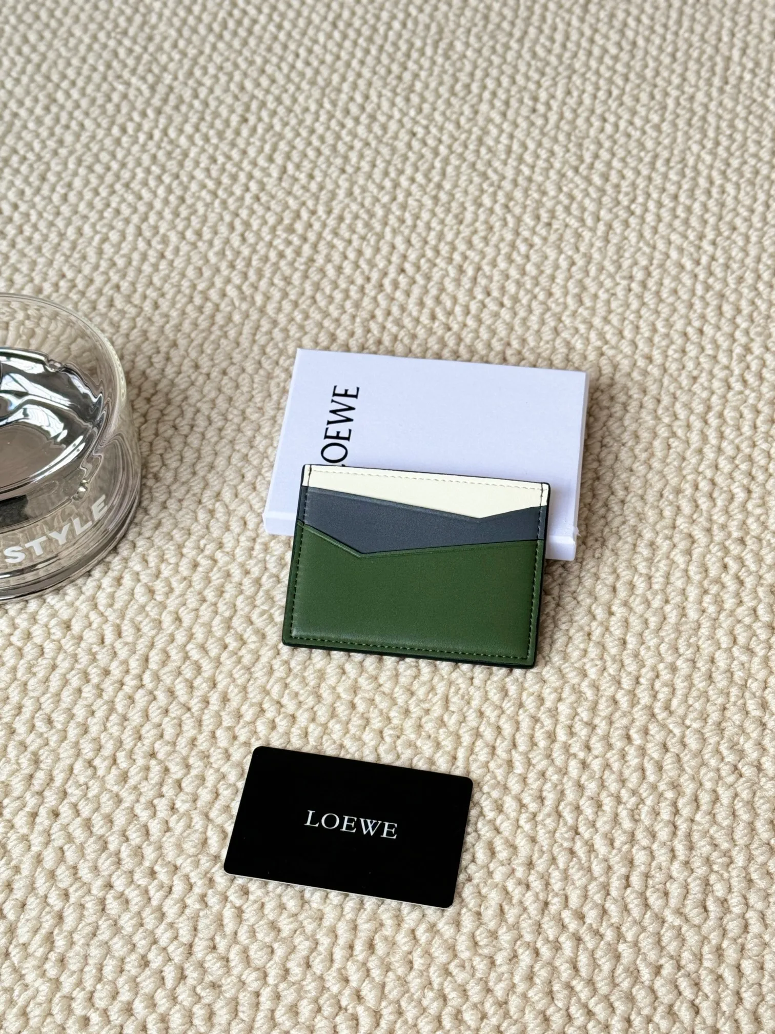 💰100 ·Loewe’s new card holders are back in stock! The new ones are all with metal logos, which are more refined than the old ones~~ Comes with box and dust bag! It’s also a good idea to choose this small accessory for Valentine’s Day ~~Model: L1106 Size: 10*7.5CM